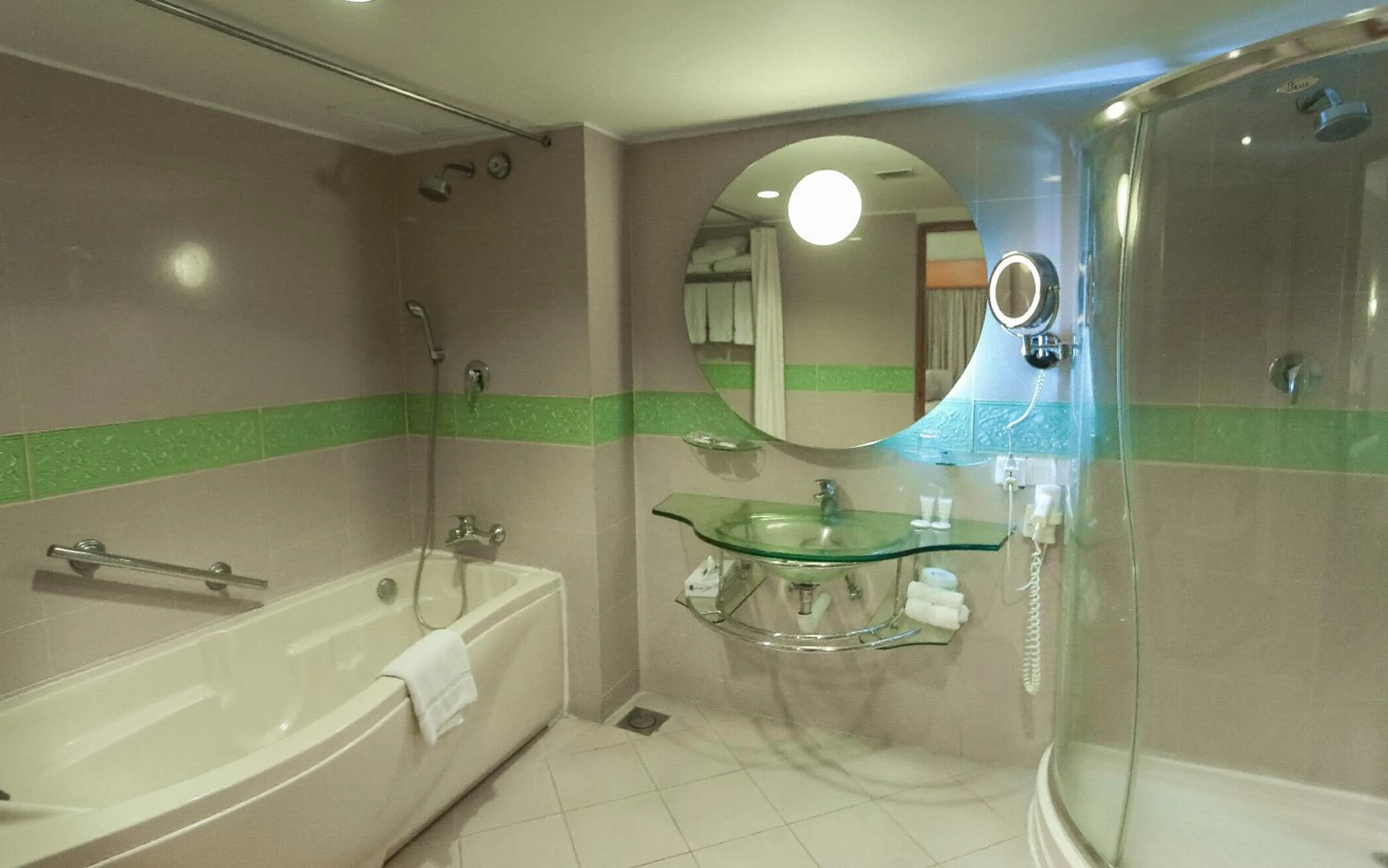 Shower in Lakeshore Hotel & Apartments