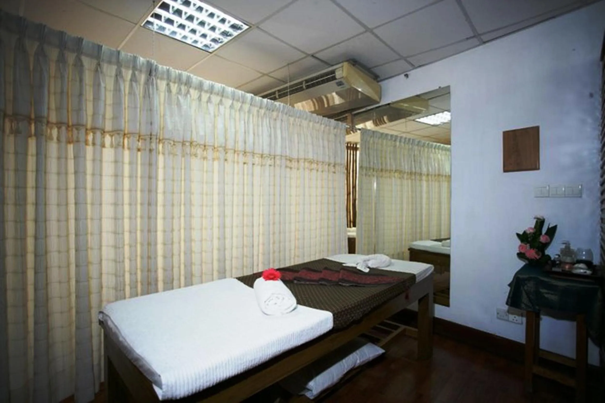Massage, Bed in Lakeshore Hotel & Apartments