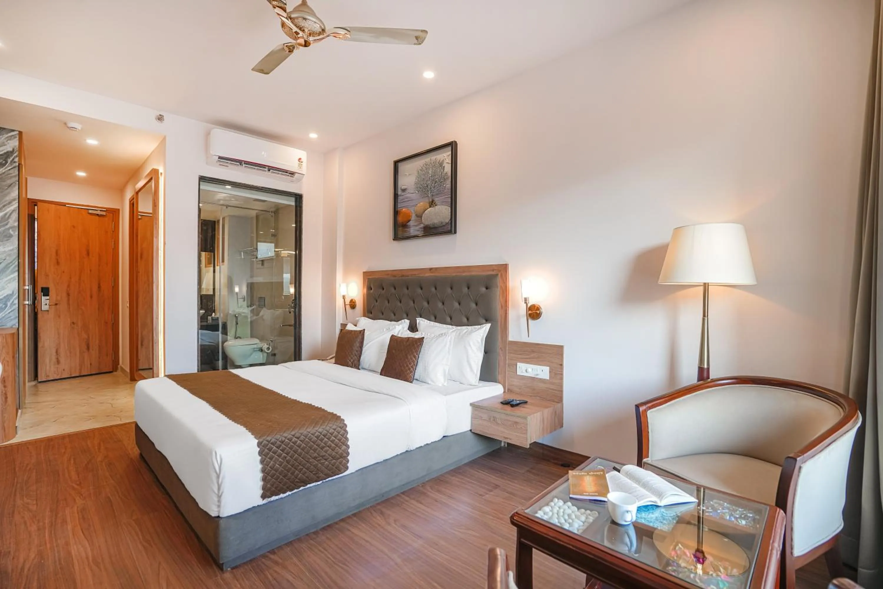 Photo of the whole room, Bed in The Sanawar Heights I Kasauli I New Property