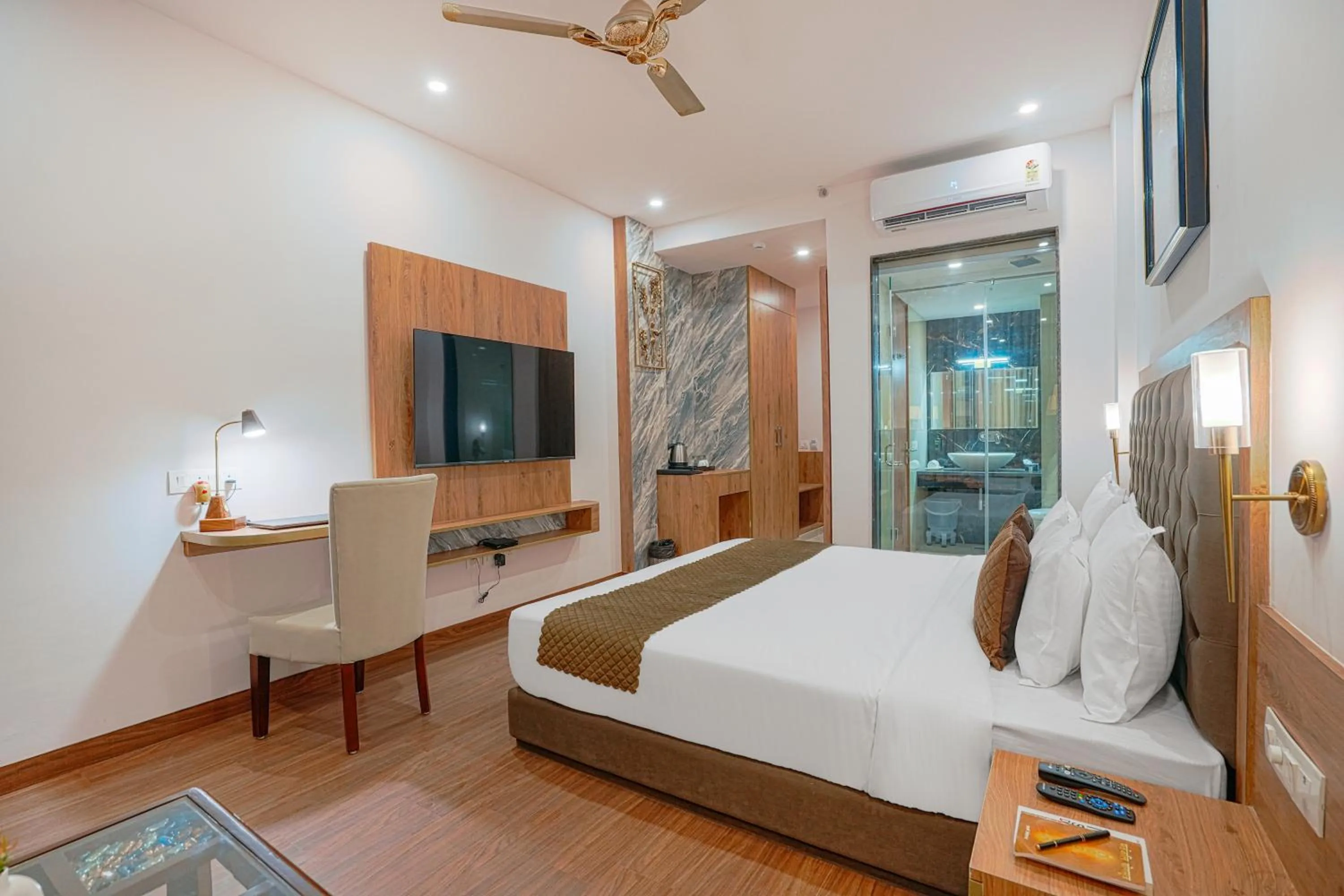 Photo of the whole room, Bed in The Sanawar Heights I Kasauli I New Property