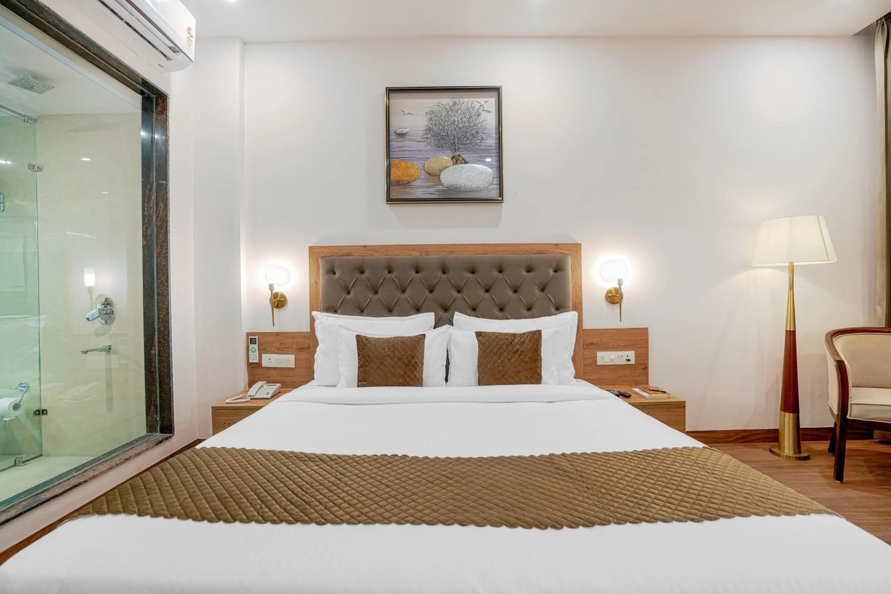 Photo of the whole room, Bed in The Sanawar Heights I Kasauli I New Property