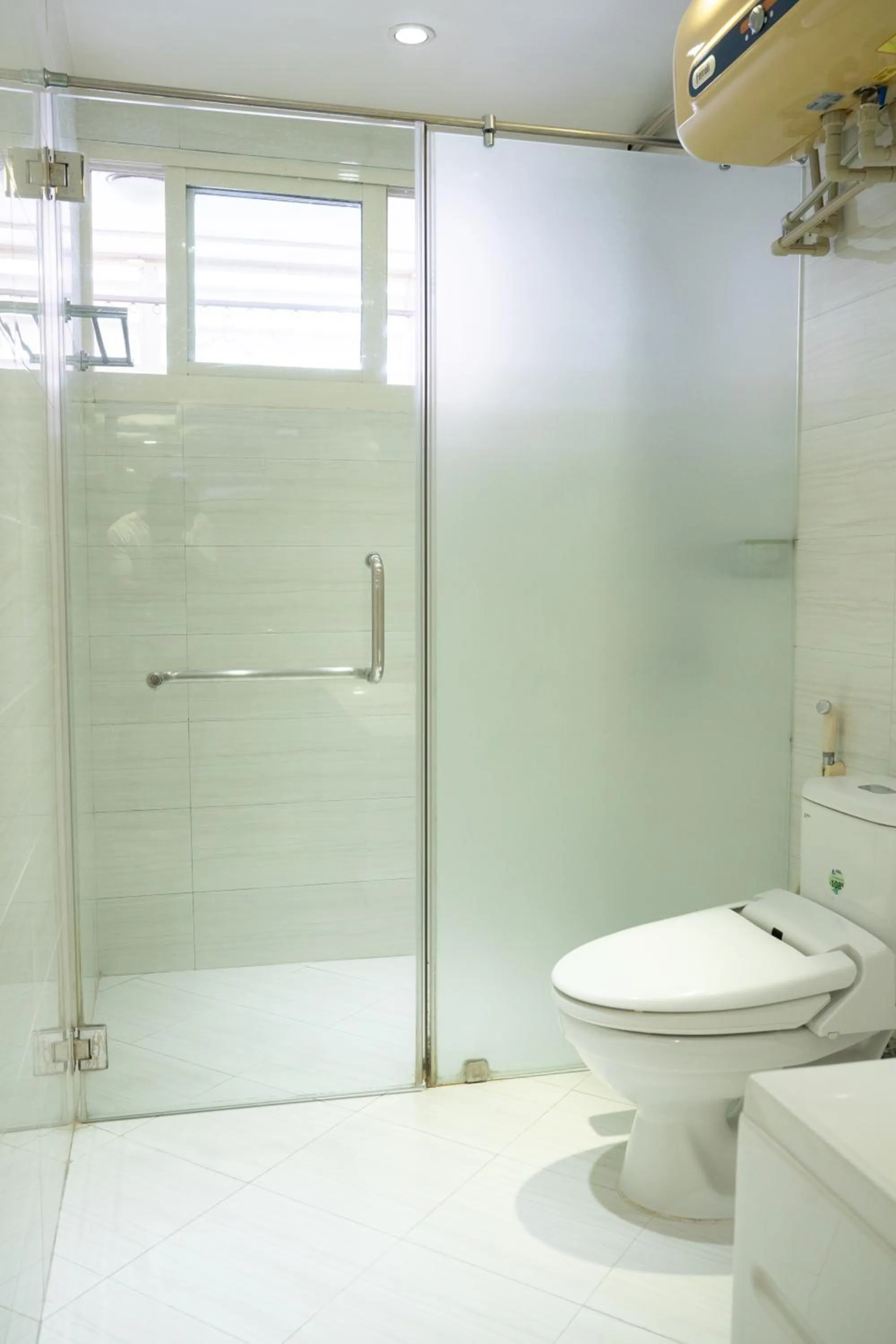 Shower in Viet Vuong Building Ha Noi Capital