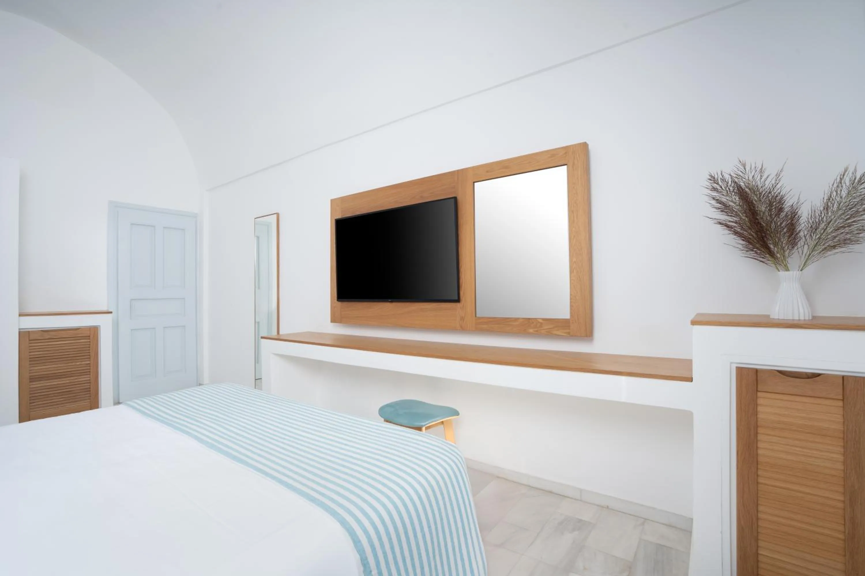 Bed in Santorini Kastelli Resort