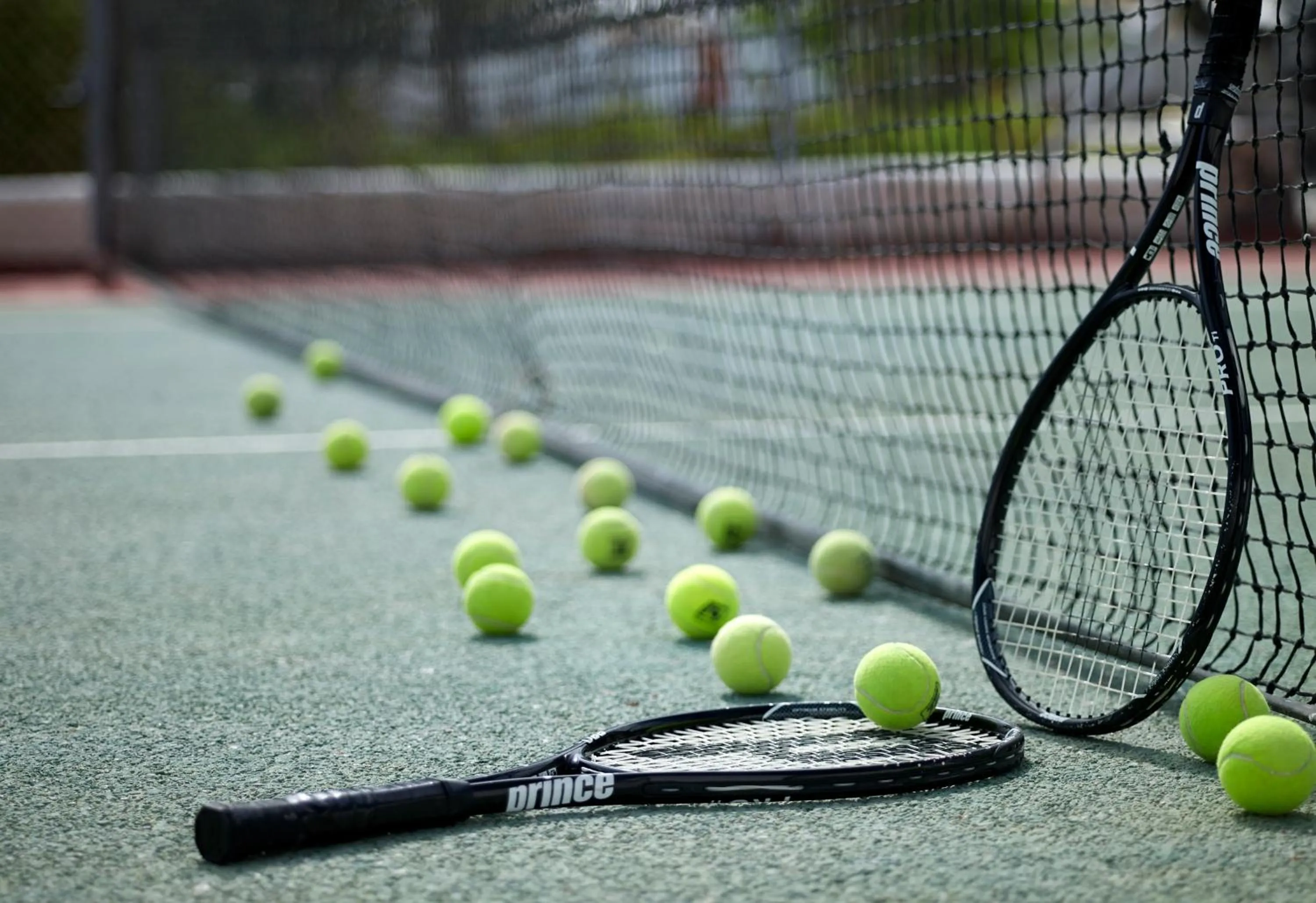 Tennis court in Santorini Kastelli Resort
