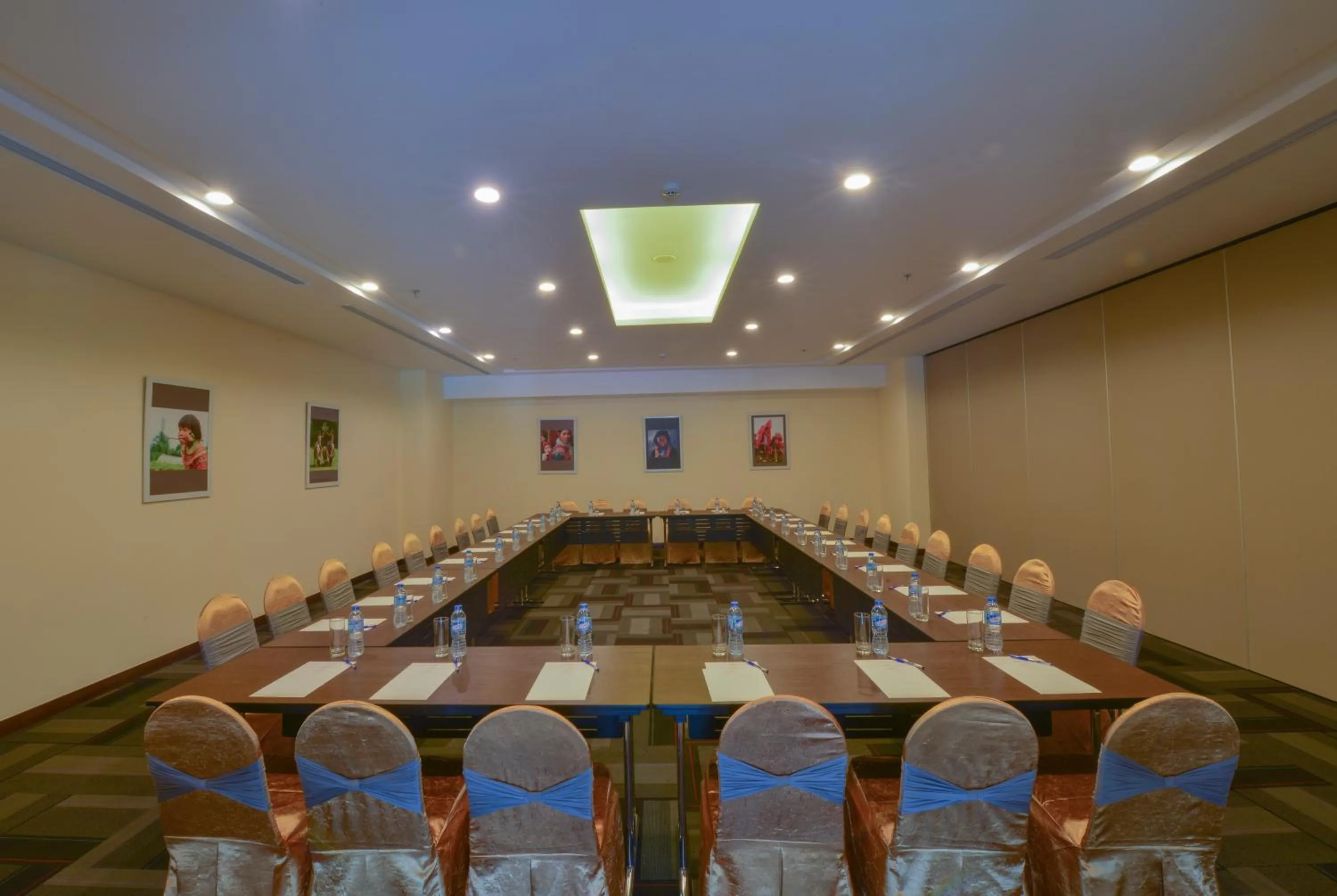 Business facilities in Aristo International Hotel