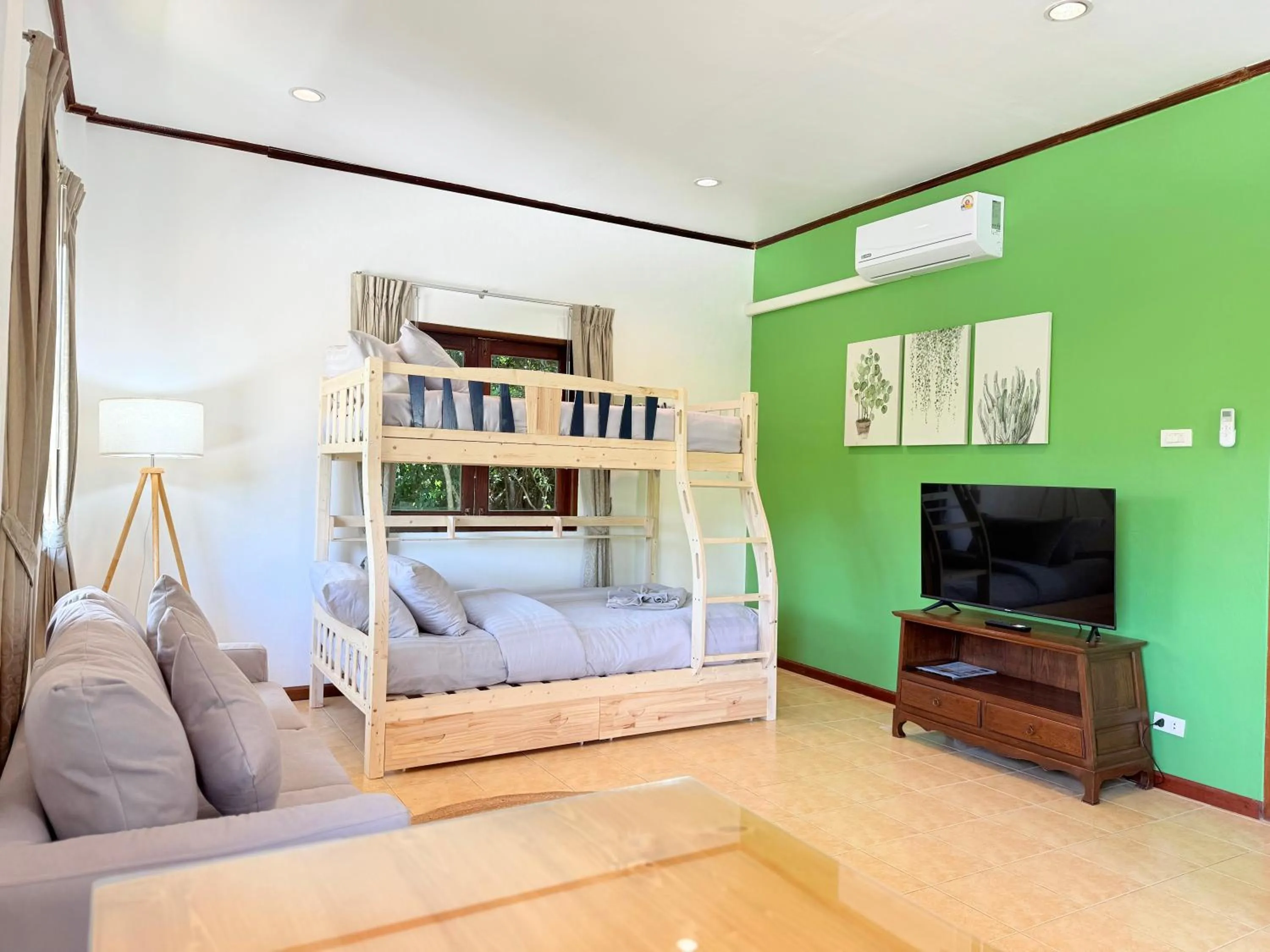 Living room, Bed in Woodlawn Villas Resort