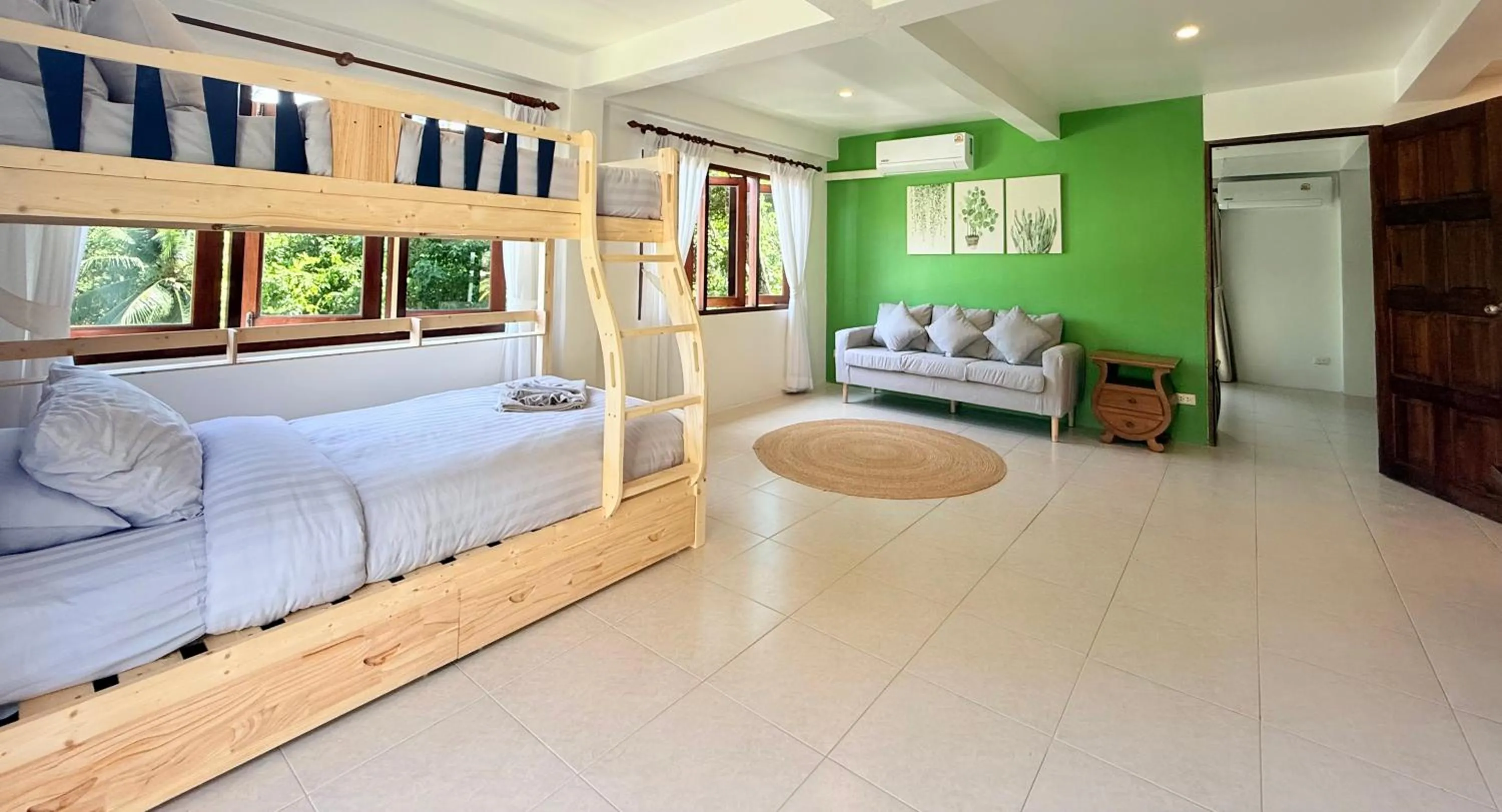 Living room, Bed in Woodlawn Villas Resort