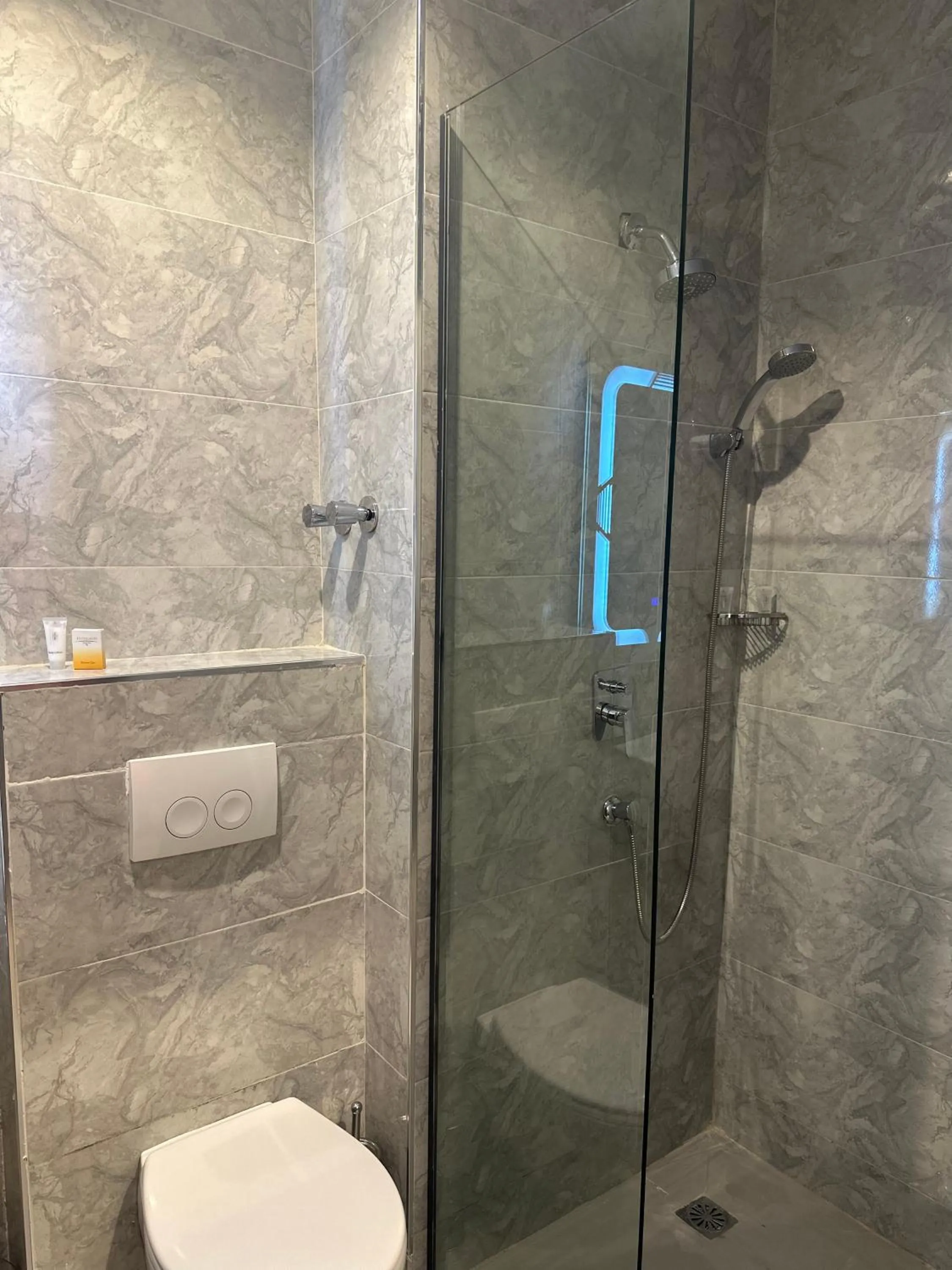 Shower in Hotelinn Oniru