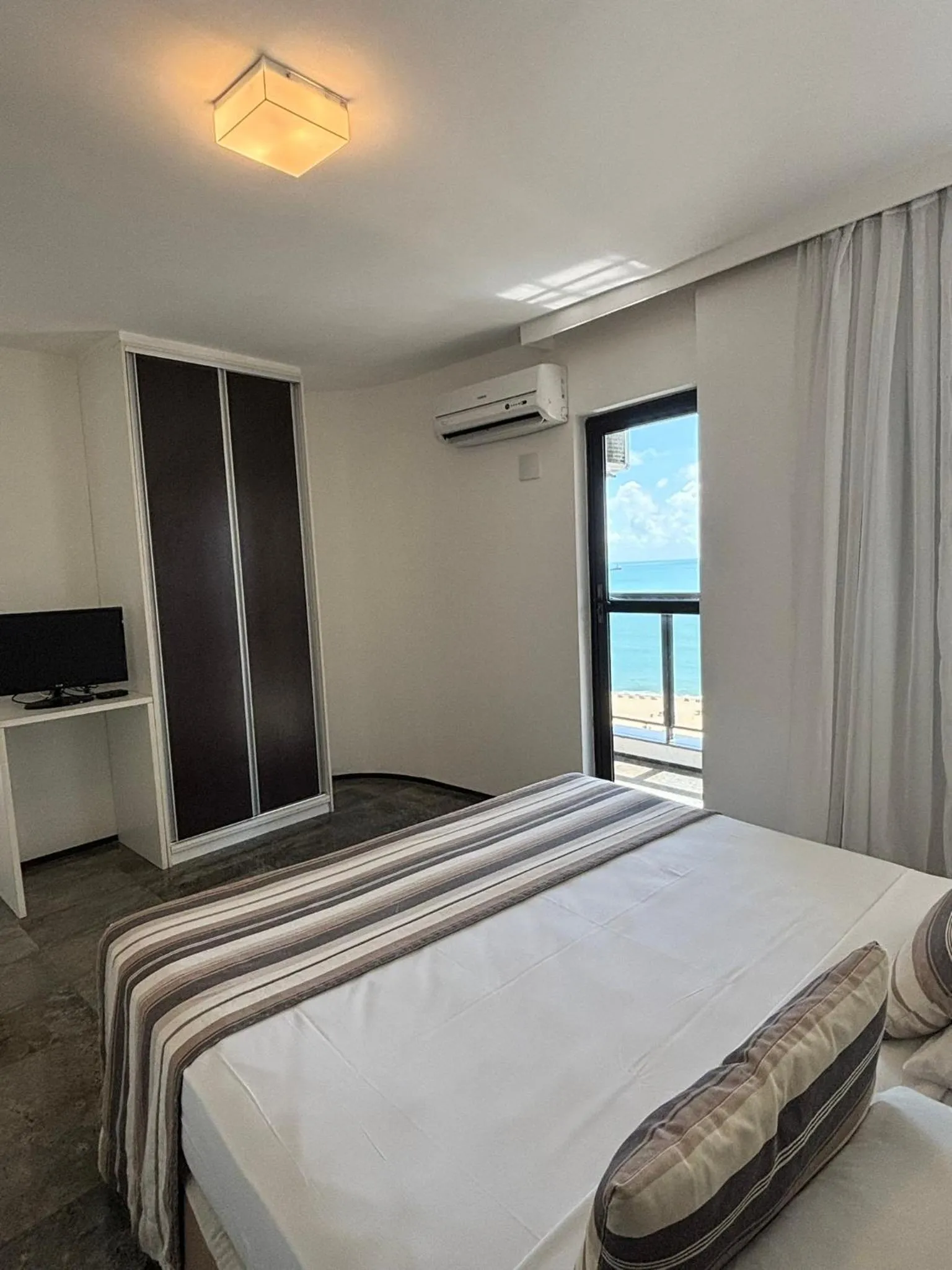 View (from property/room), Bed in Hotel Brasil Tropical