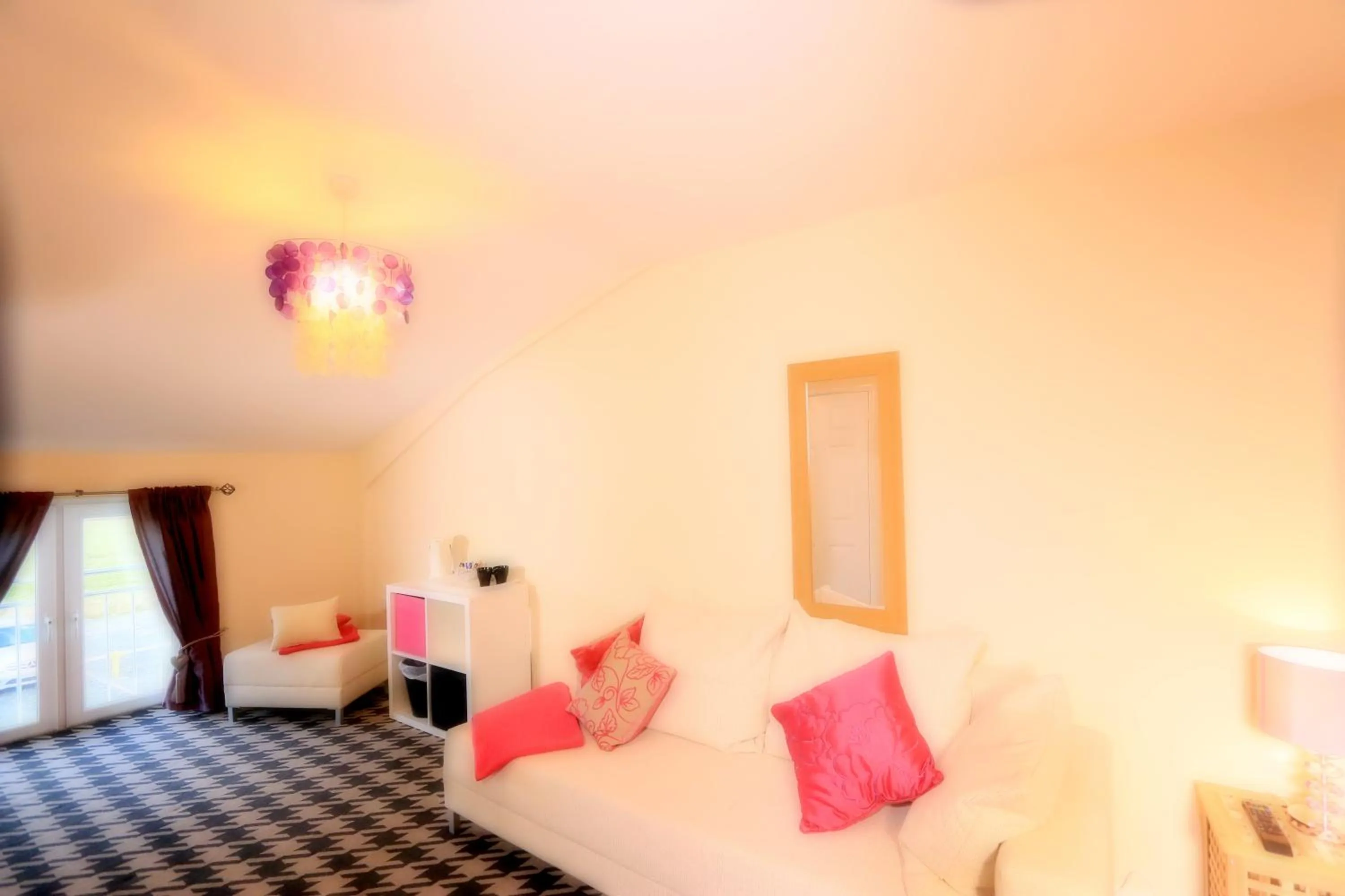 Seating area, Bed in The Brown Horse Hotel