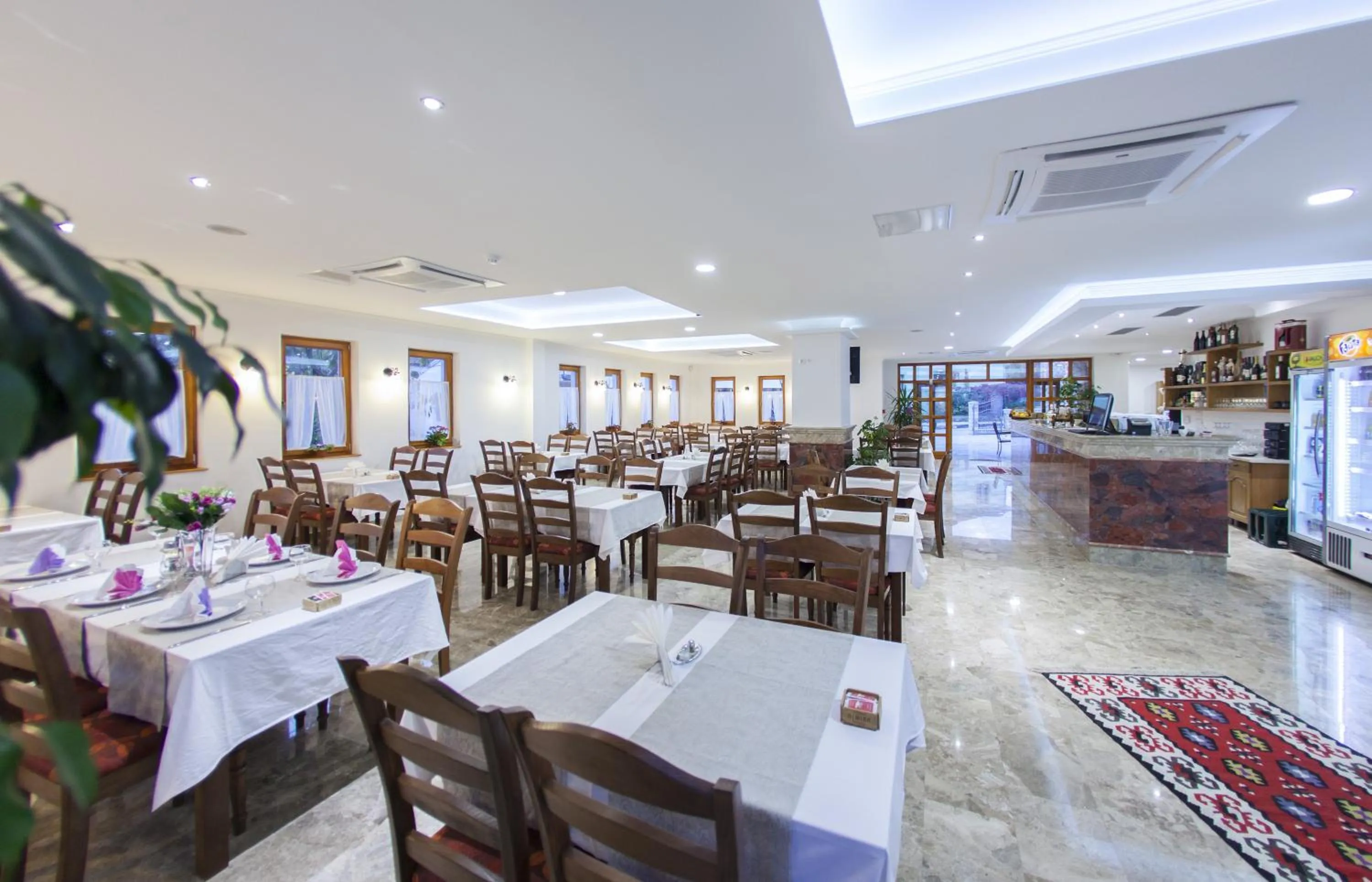Restaurant/places to eat in Hotel Almira