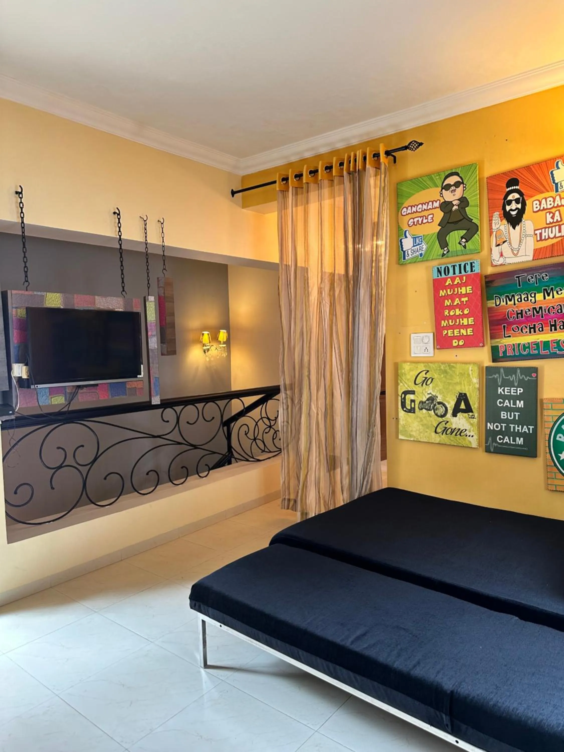 Communal lounge/ TV room, Bed in Riviera Hermitage