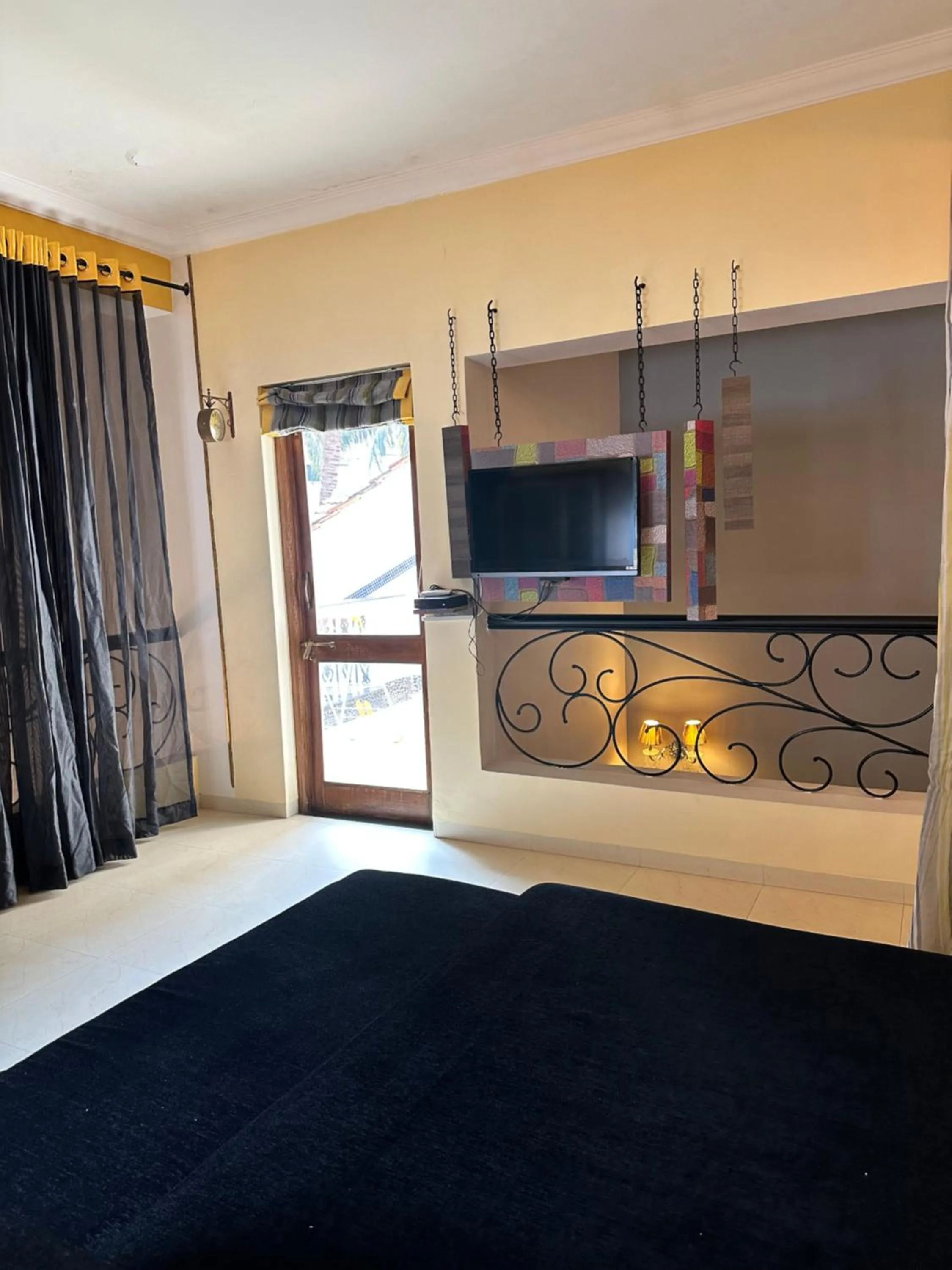 Communal lounge/ TV room in Riviera Hermitage