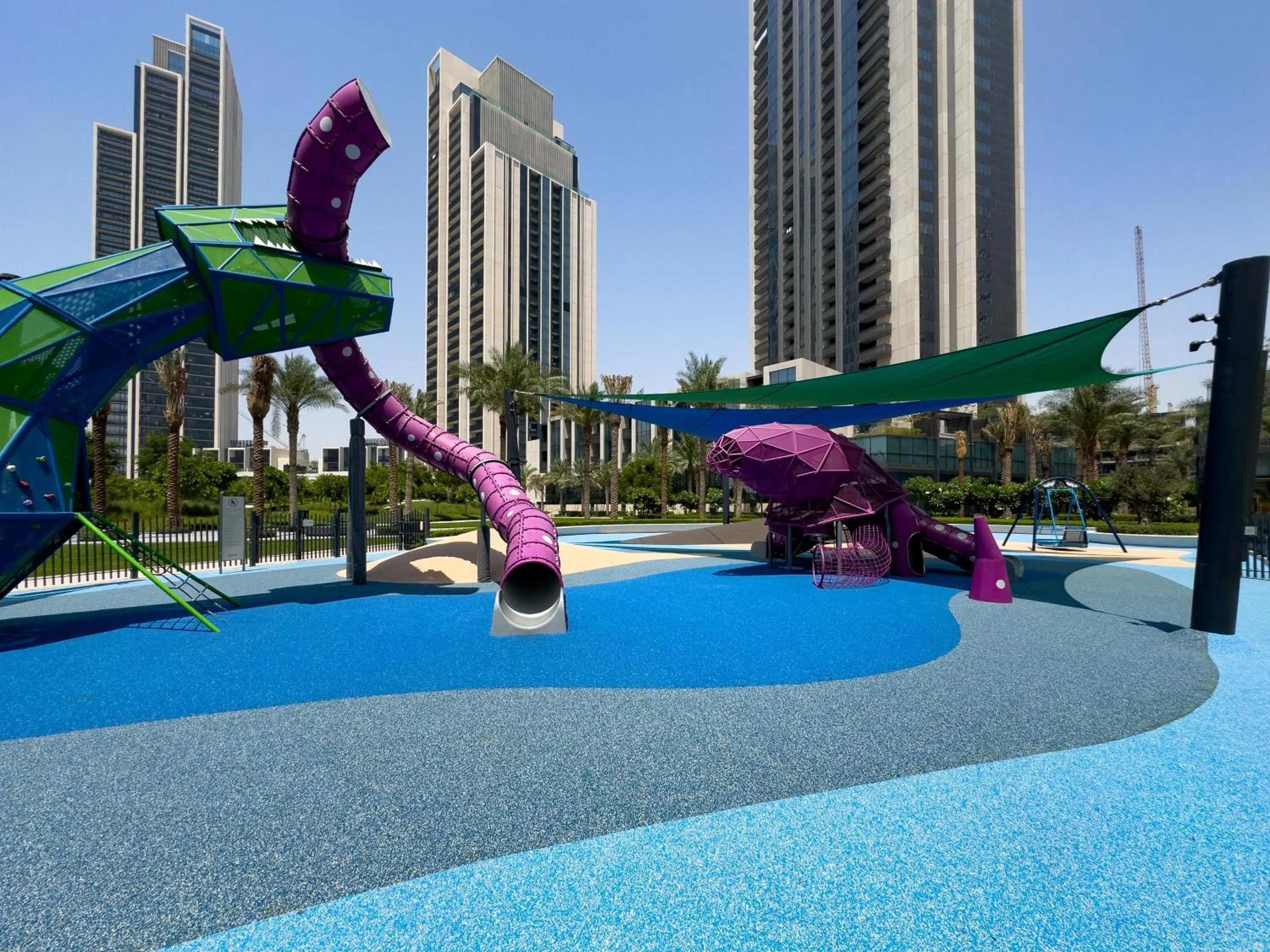 Day in Globalstay Creek Horizon Modern Apartments