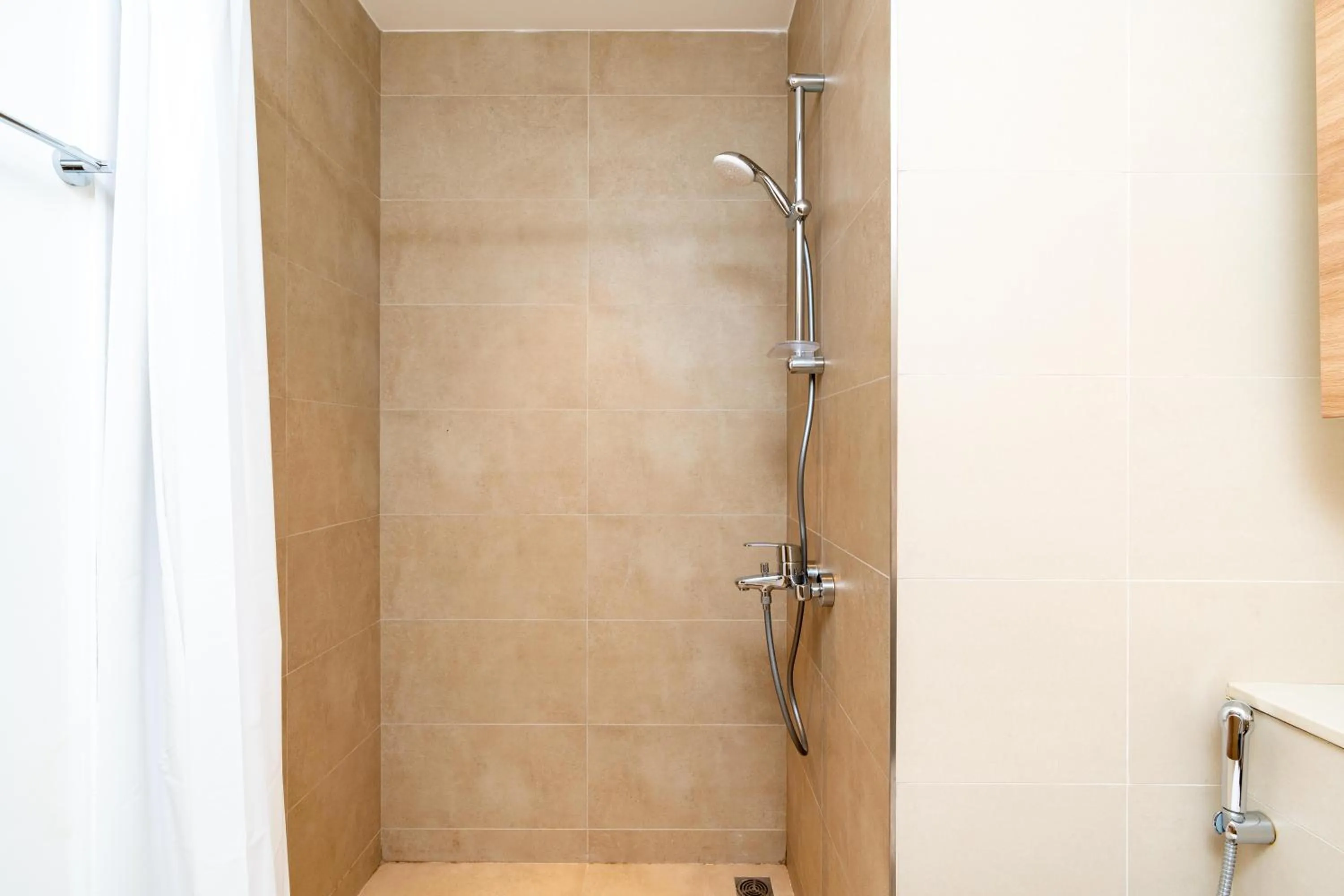 Shower in Globalstay Creek Horizon Modern Apartments