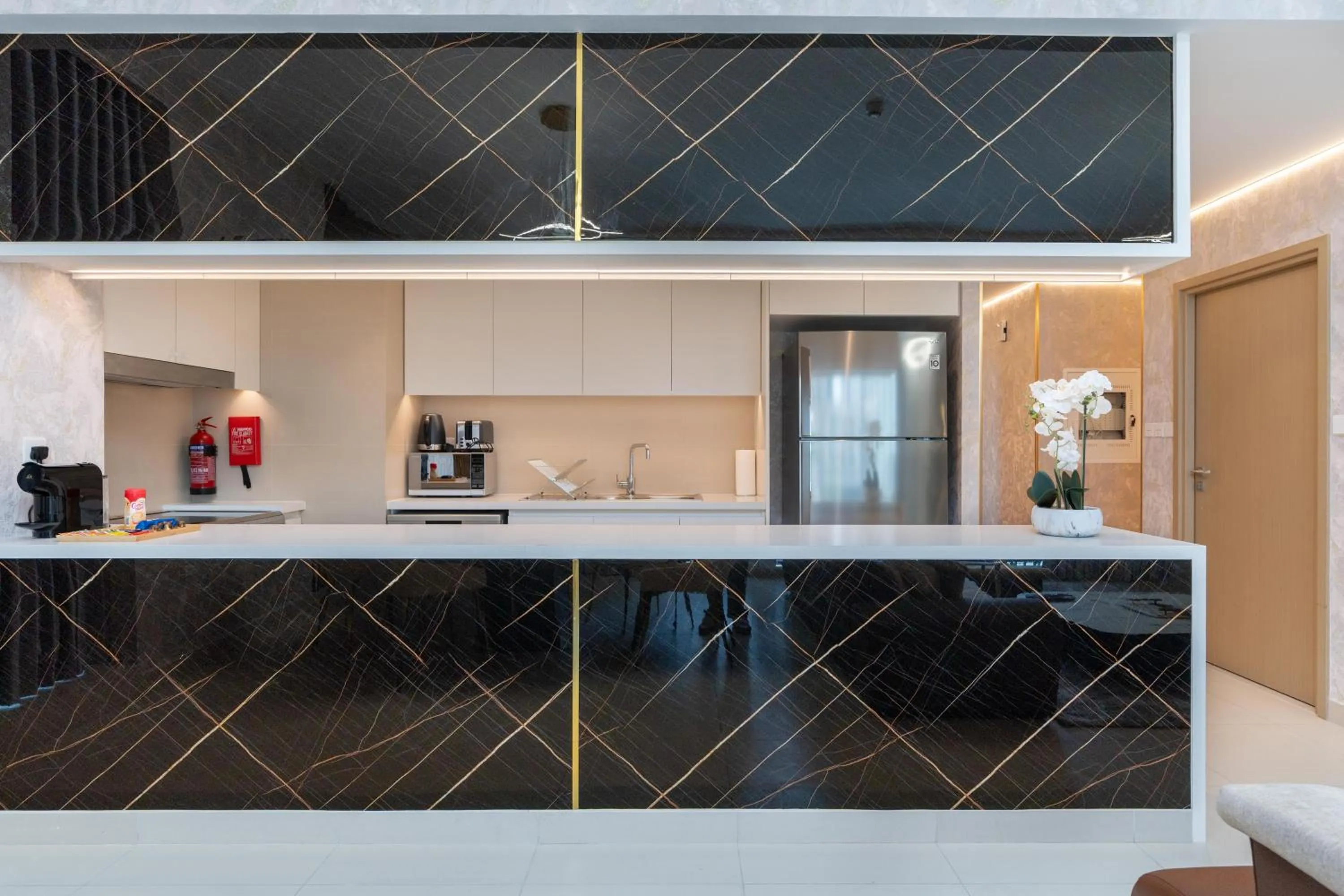 Kitchen or kitchenette in Globalstay Creek Horizon Modern Apartments