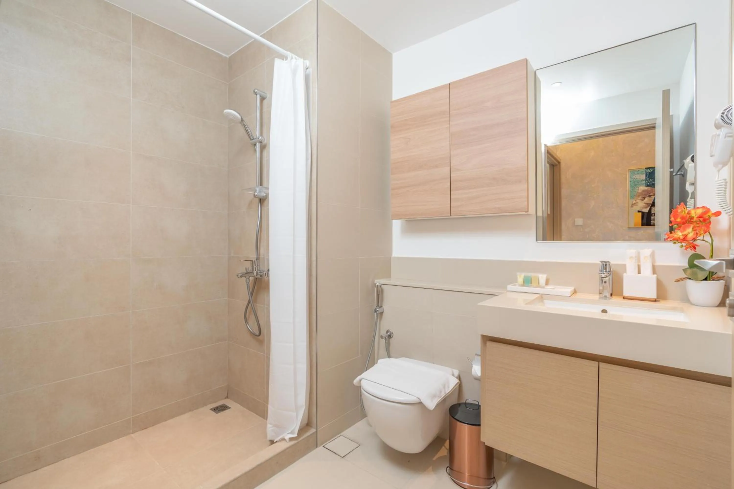 Shower in Globalstay Creek Horizon Modern Apartments