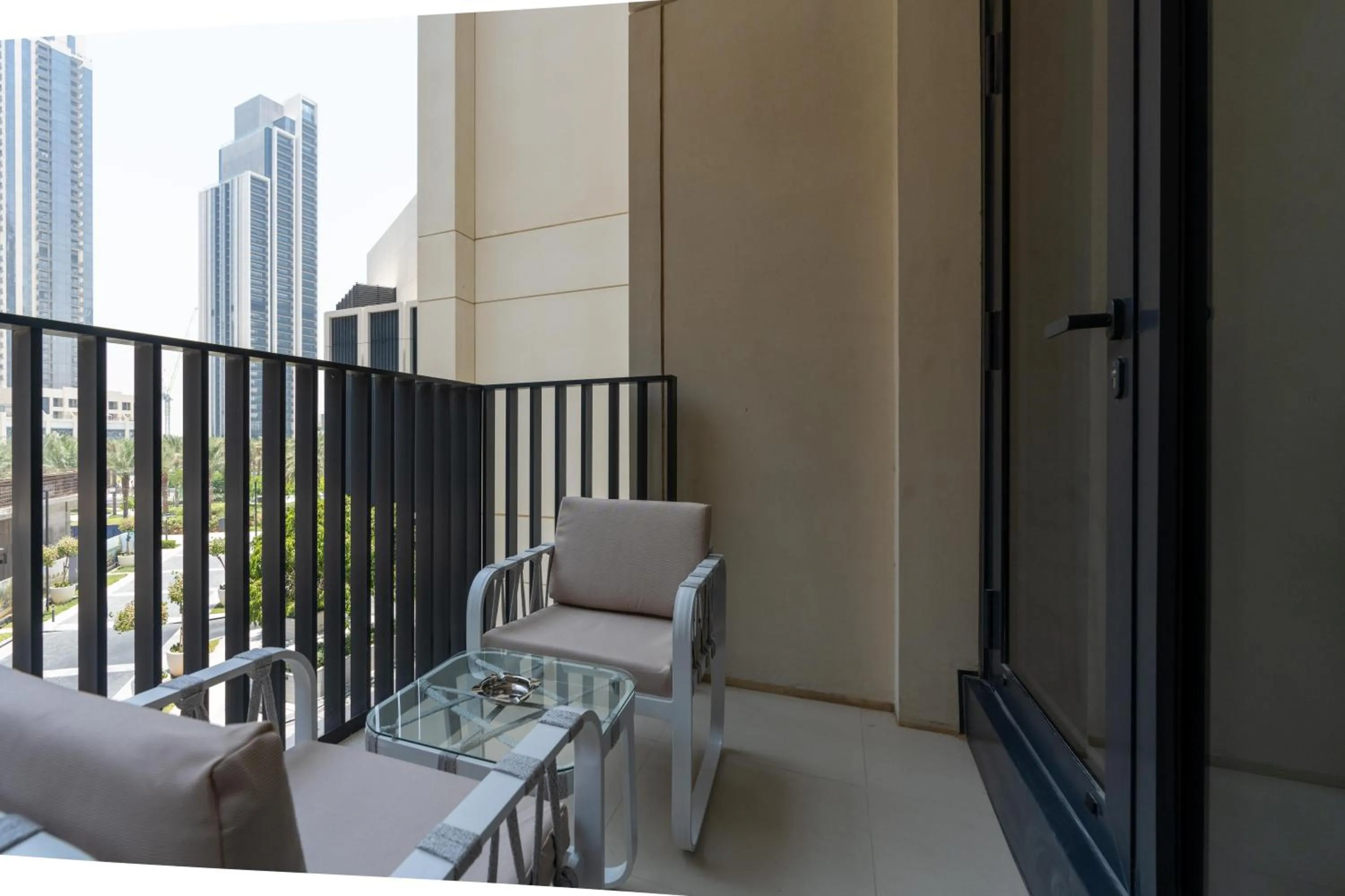 Day in Globalstay Creek Horizon Modern Apartments