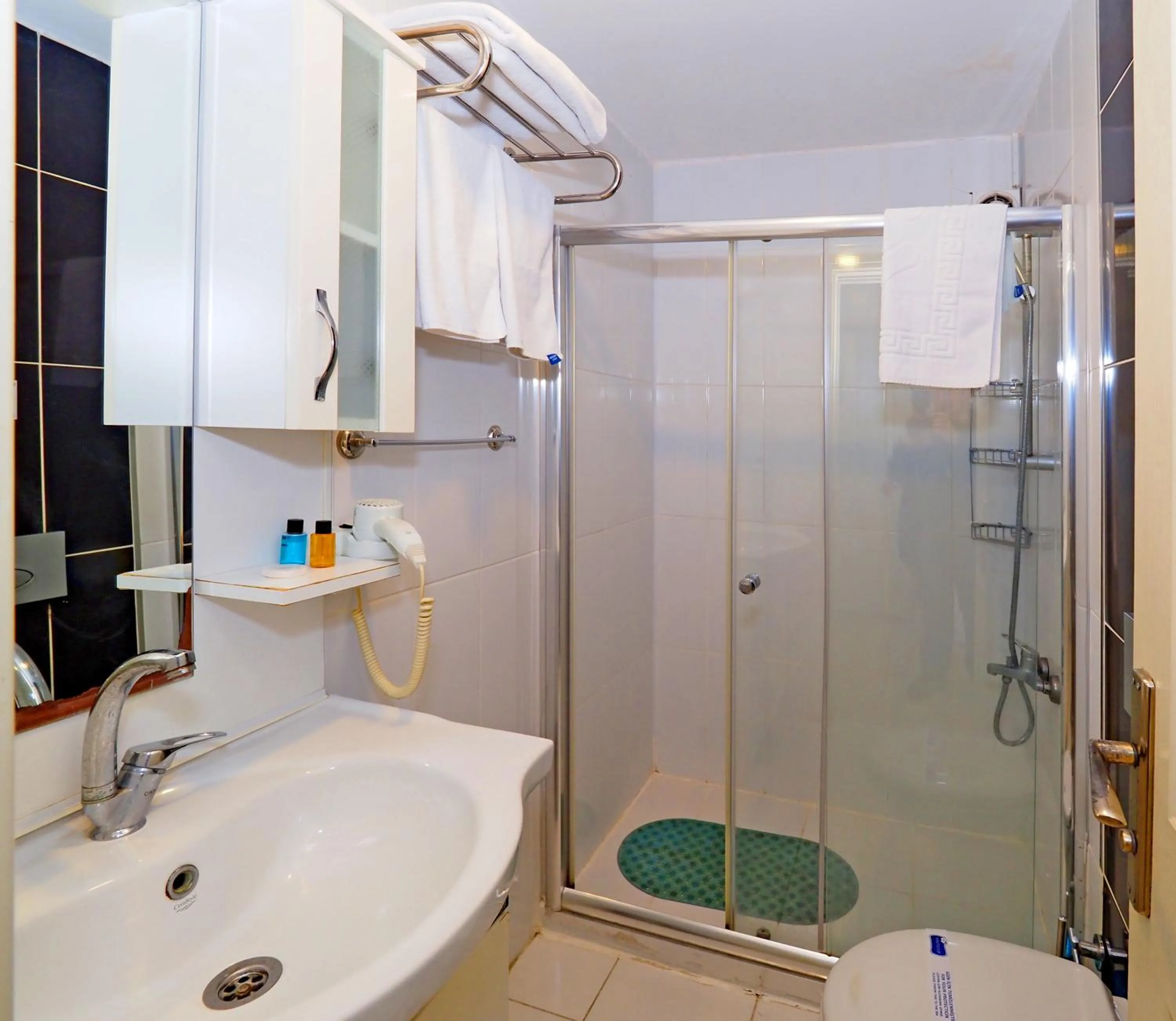 Shower in Nagehan Hotel Old City