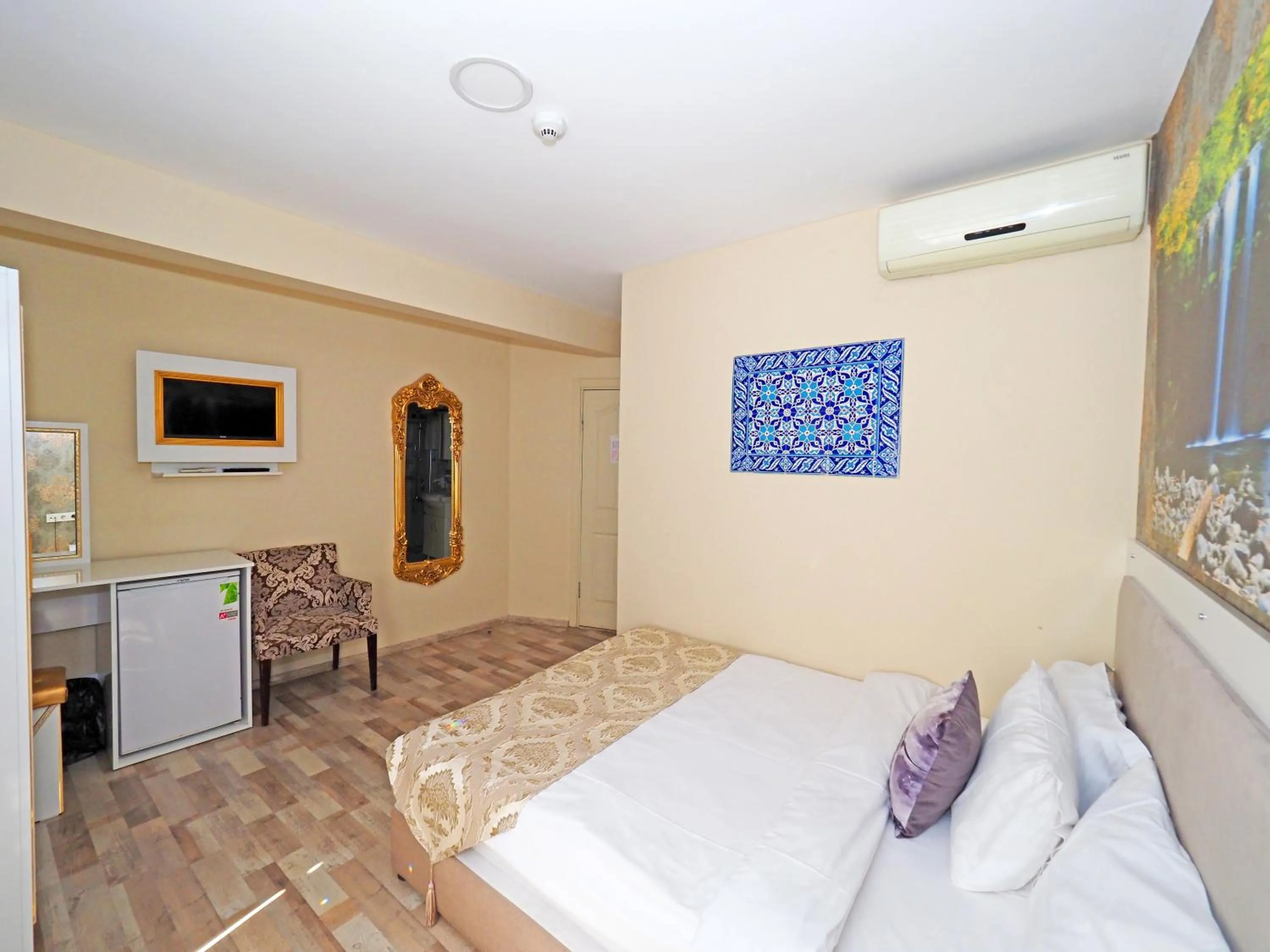 Photo of the whole room, Bed in Nagehan Hotel Old City