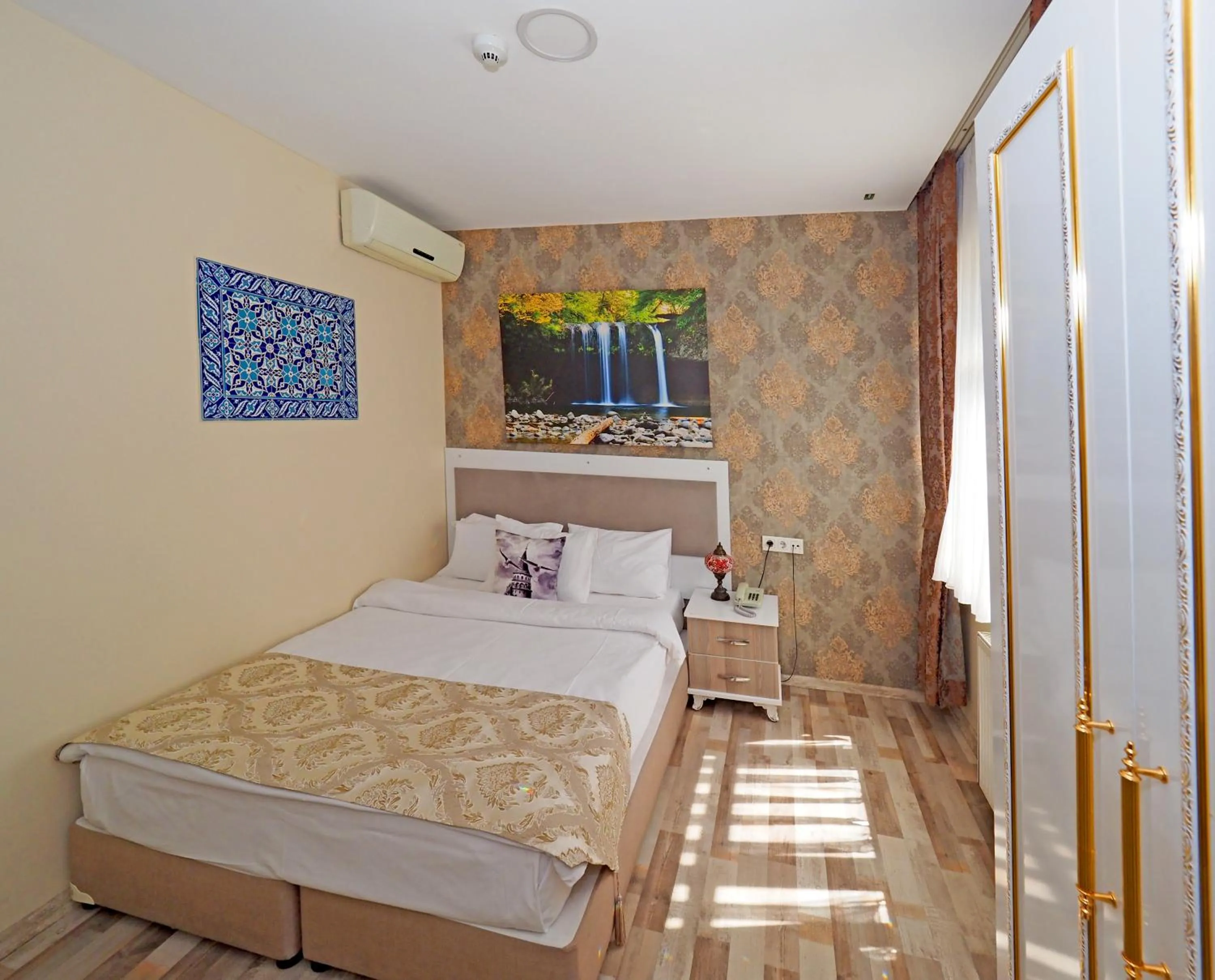 Photo of the whole room, Bed in Nagehan Hotel Old City