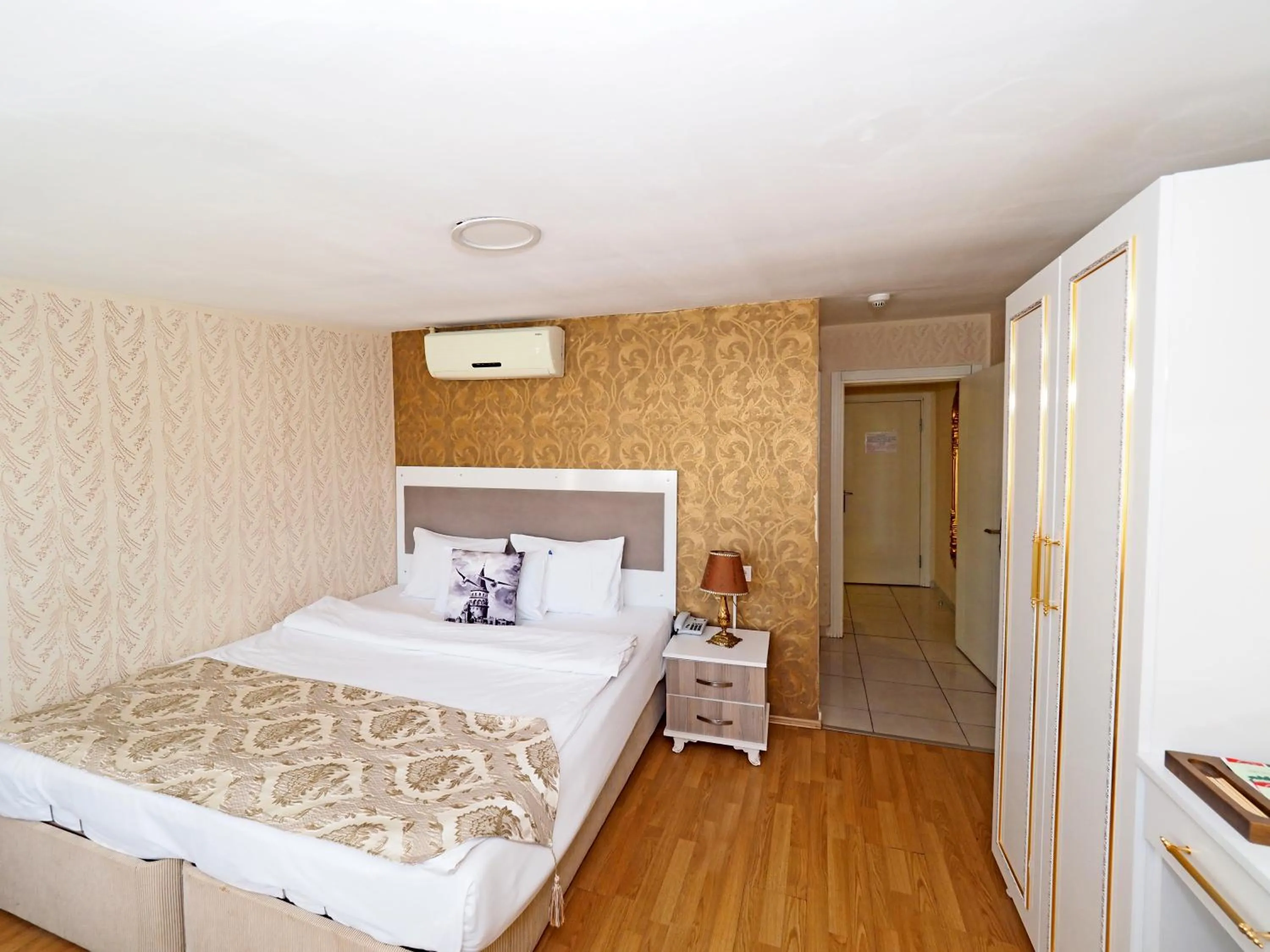 Photo of the whole room, Bed in Nagehan Hotel Old City