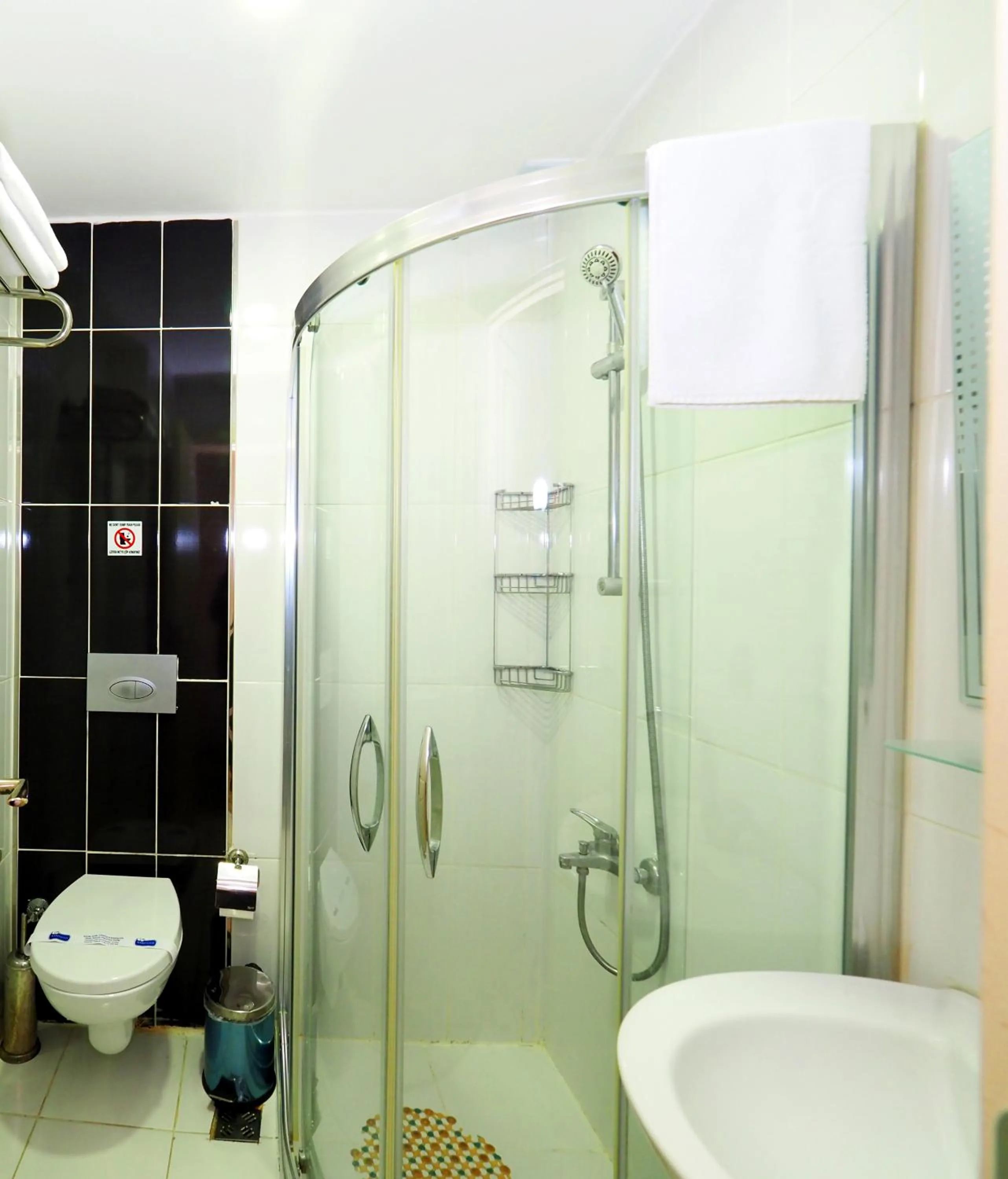 Shower in Nagehan Hotel Old City