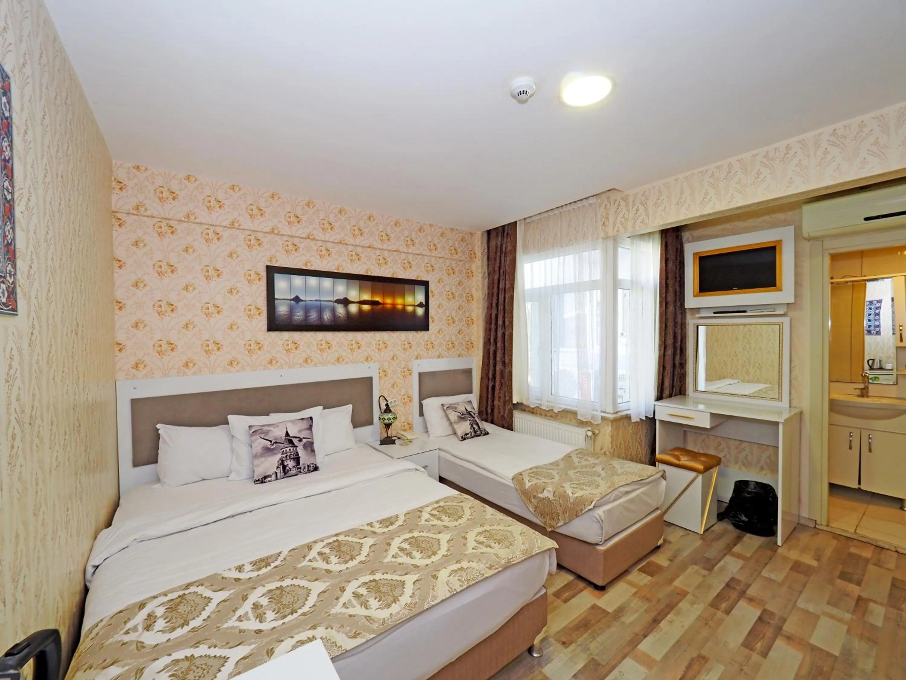 Photo of the whole room, Bed in Nagehan Hotel Old City