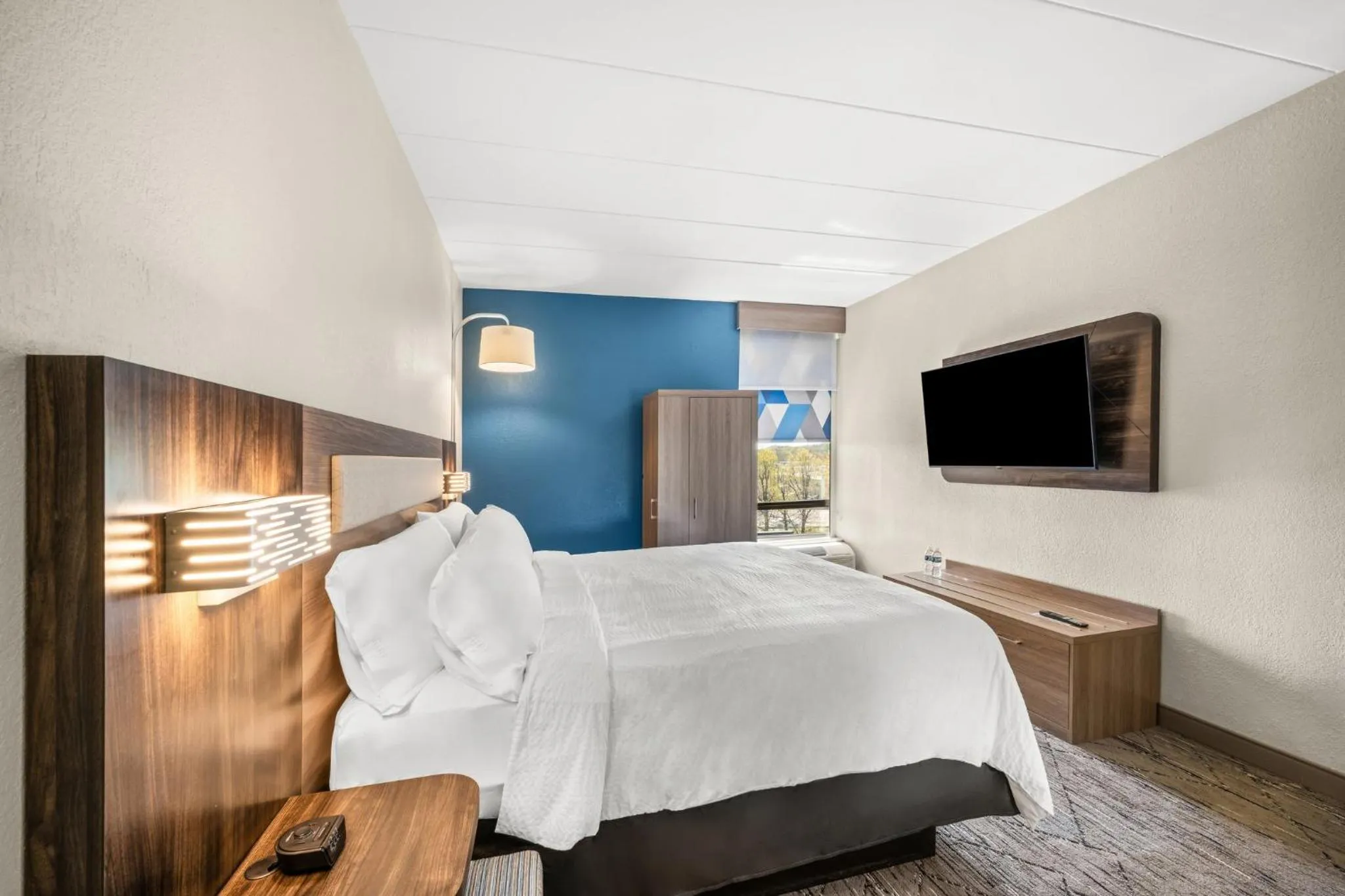 Photo of the whole room, Bed in Holiday Inn Express Boston North-Woburn by IHG