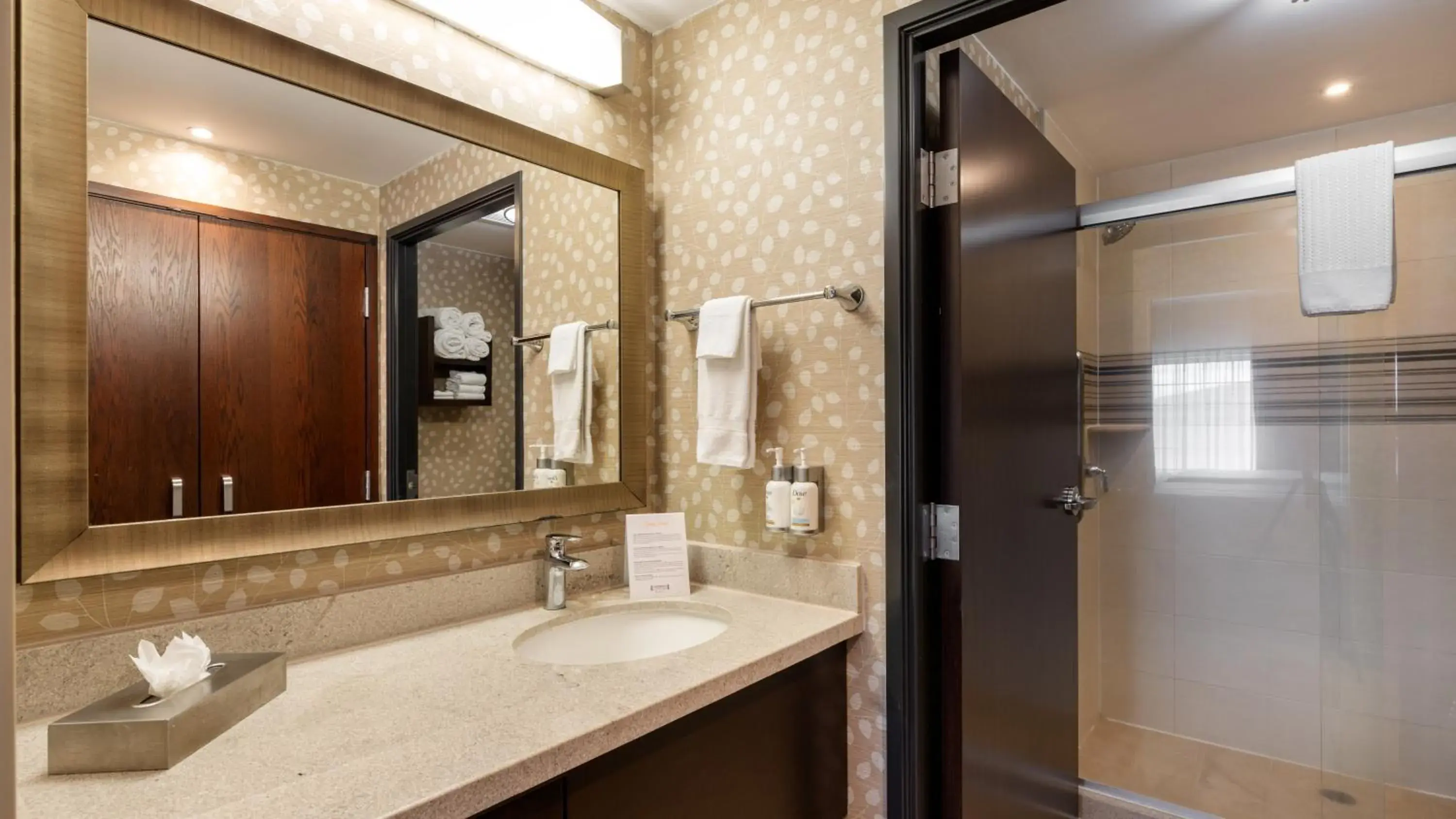 King Room - Accessible Roll Shower - Non-Smoking in Staybridge Suites Chihuahua by IHG King Room - Accessible Roll Shower - Non-Smoking in Staybridge Suites Chihuahua by IHG