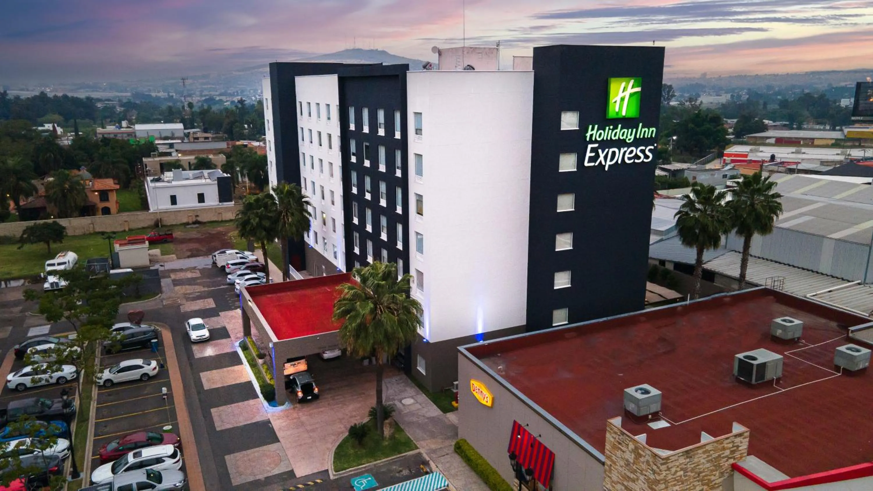 Property building in Holiday Inn Express Guadalajara Aeropuerto by IHG