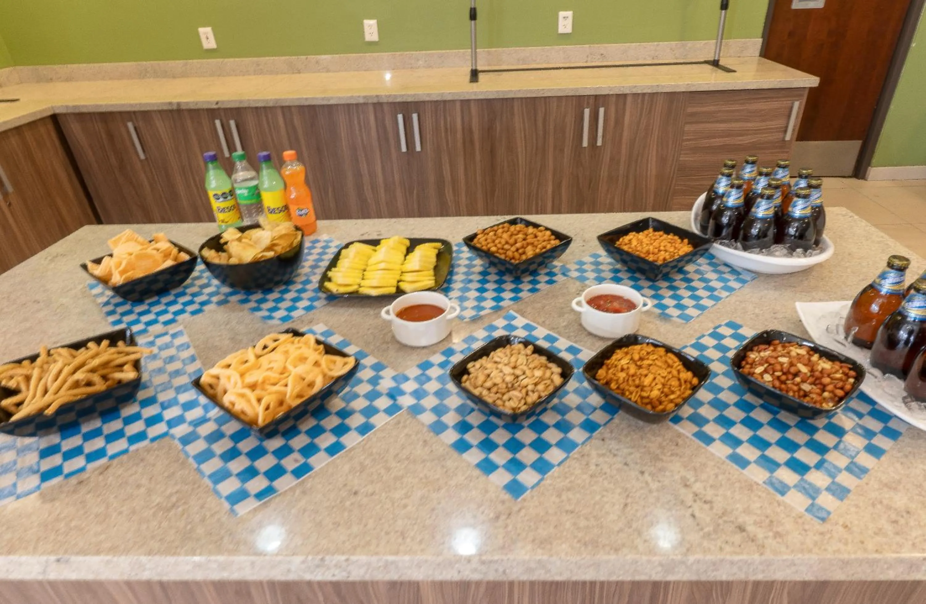 Food and drinks in Holiday Inn Express Guadalajara Aeropuerto by IHG