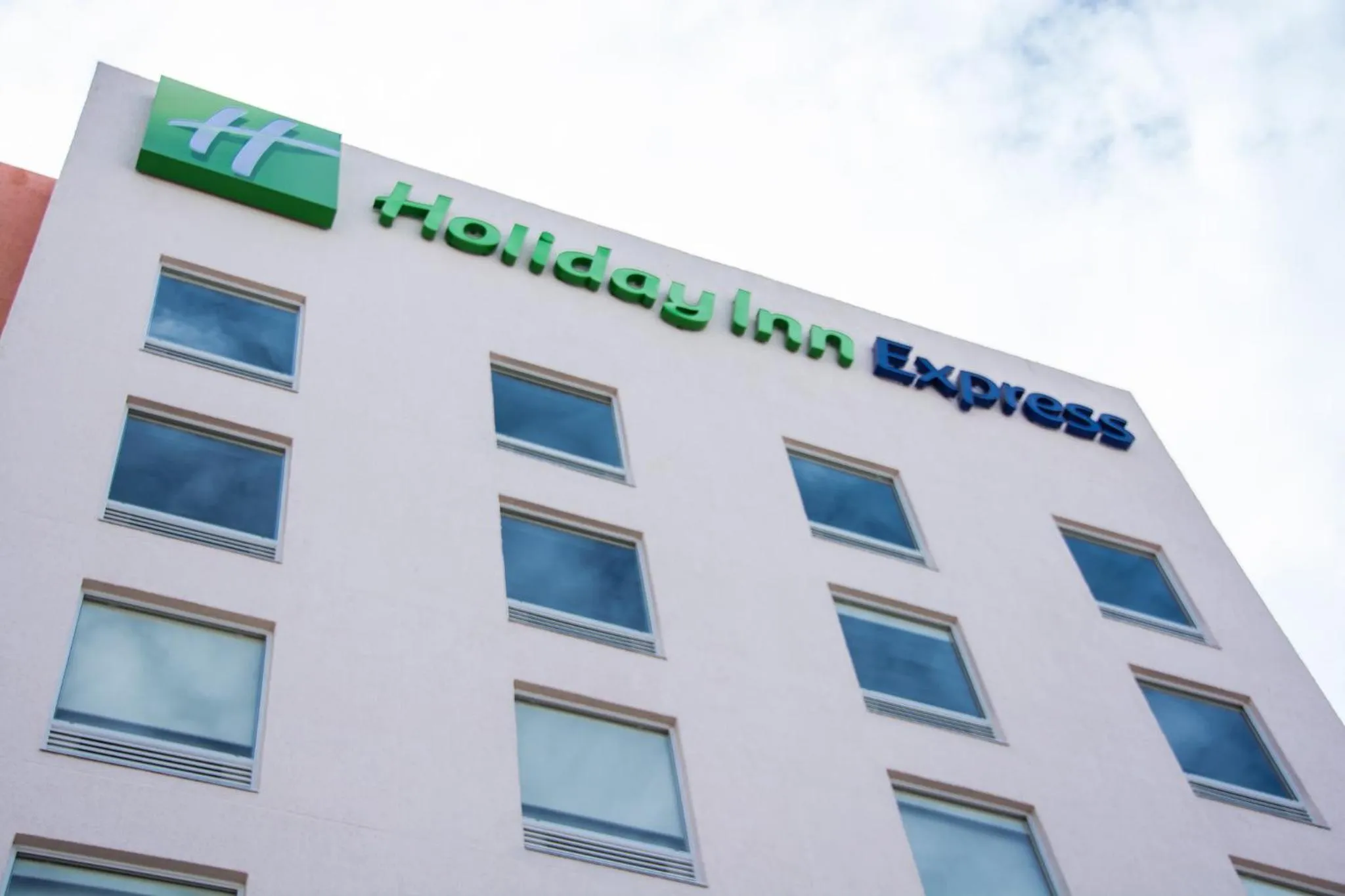 Property building in Holiday Inn Express Guadalajara Aeropuerto by IHG