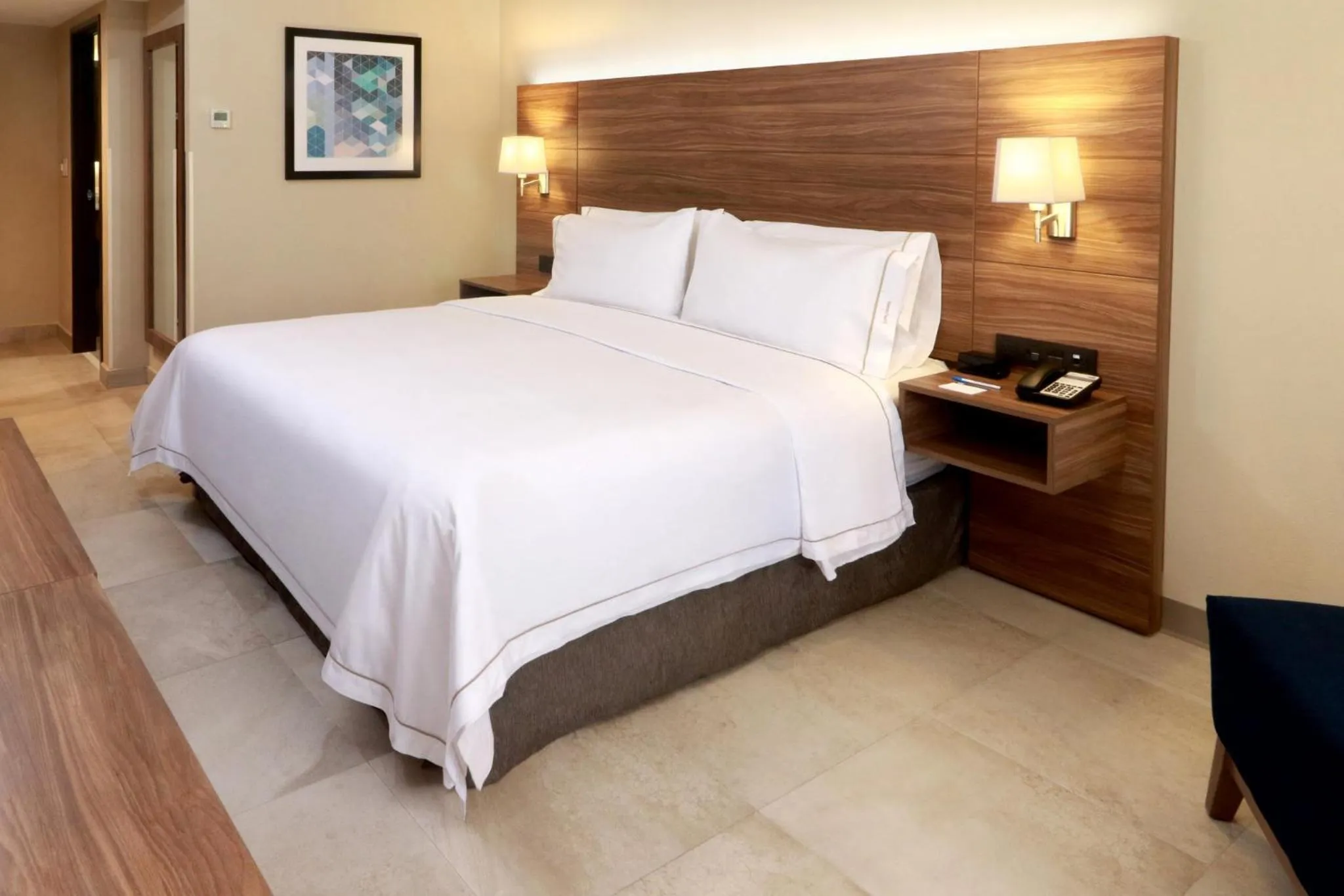Photo of the whole room, Bed in Holiday Inn Express Guadalajara Aeropuerto by IHG