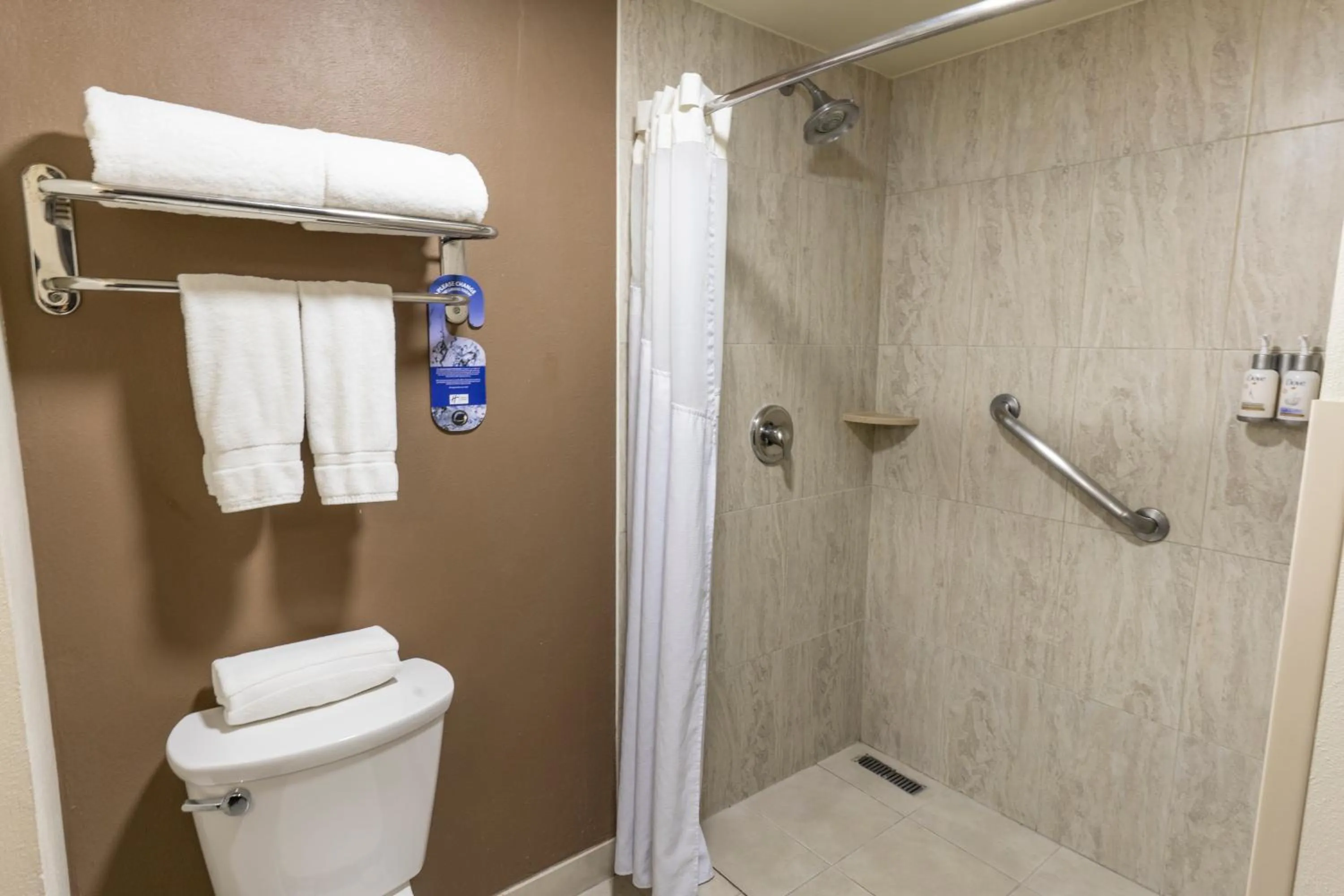 Bathroom in Holiday Inn Express Guadalajara Aeropuerto by IHG