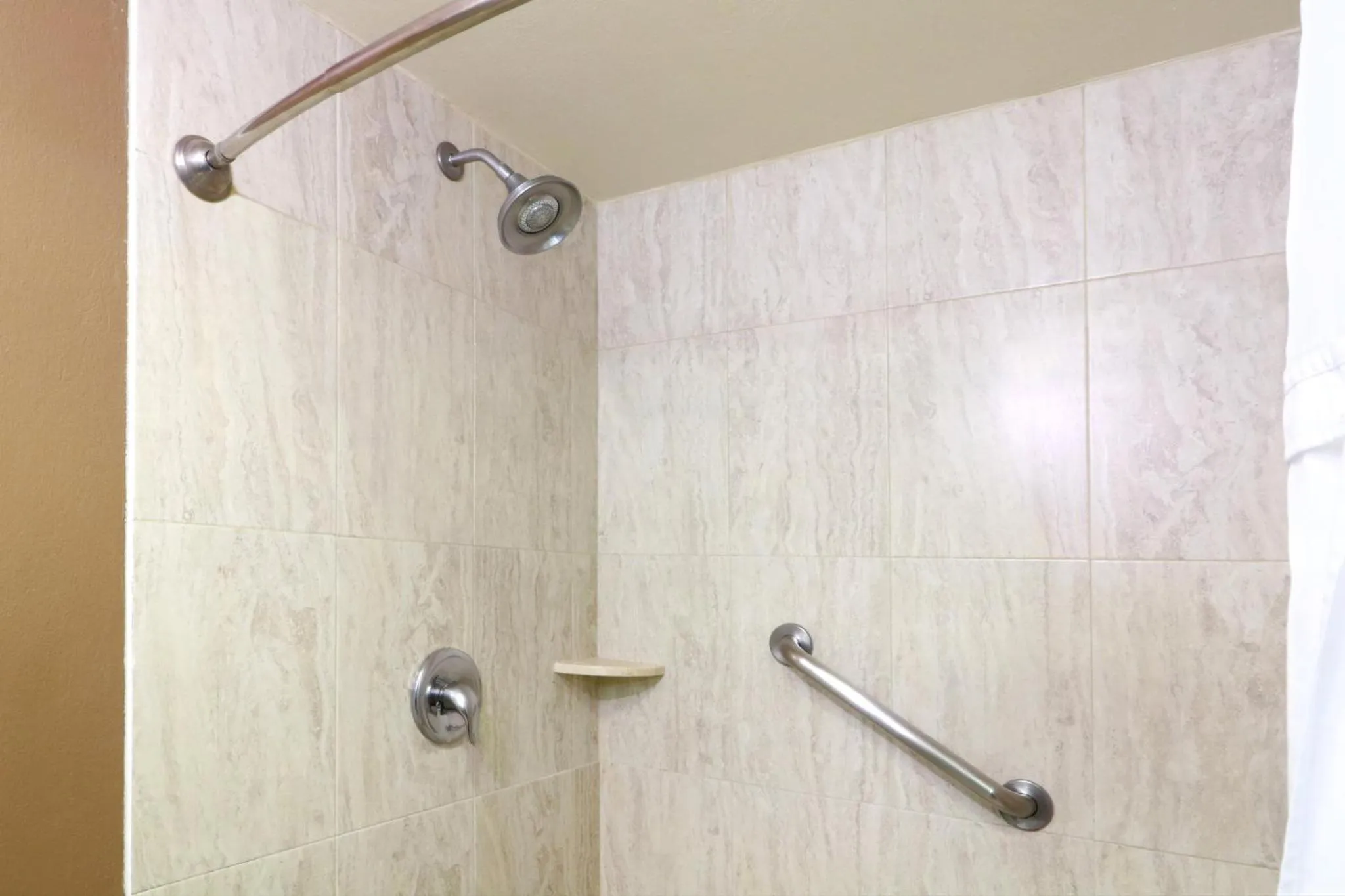 Bathroom in Holiday Inn Express Guadalajara Aeropuerto by IHG