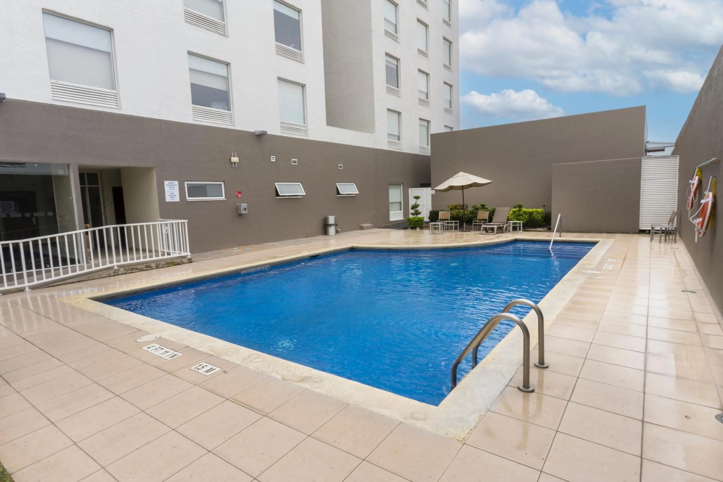 Swimming pool in Holiday Inn Express Guadalajara Aeropuerto by IHG