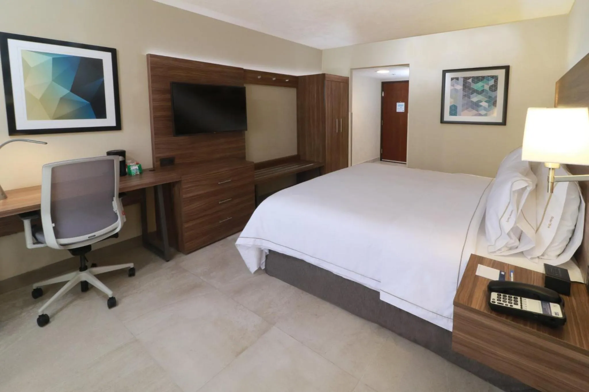 Photo of the whole room, Bed in Holiday Inn Express Guadalajara Aeropuerto by IHG