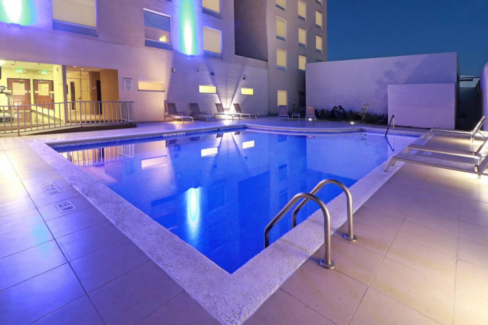 Swimming pool in Holiday Inn Express Guadalajara Aeropuerto by IHG