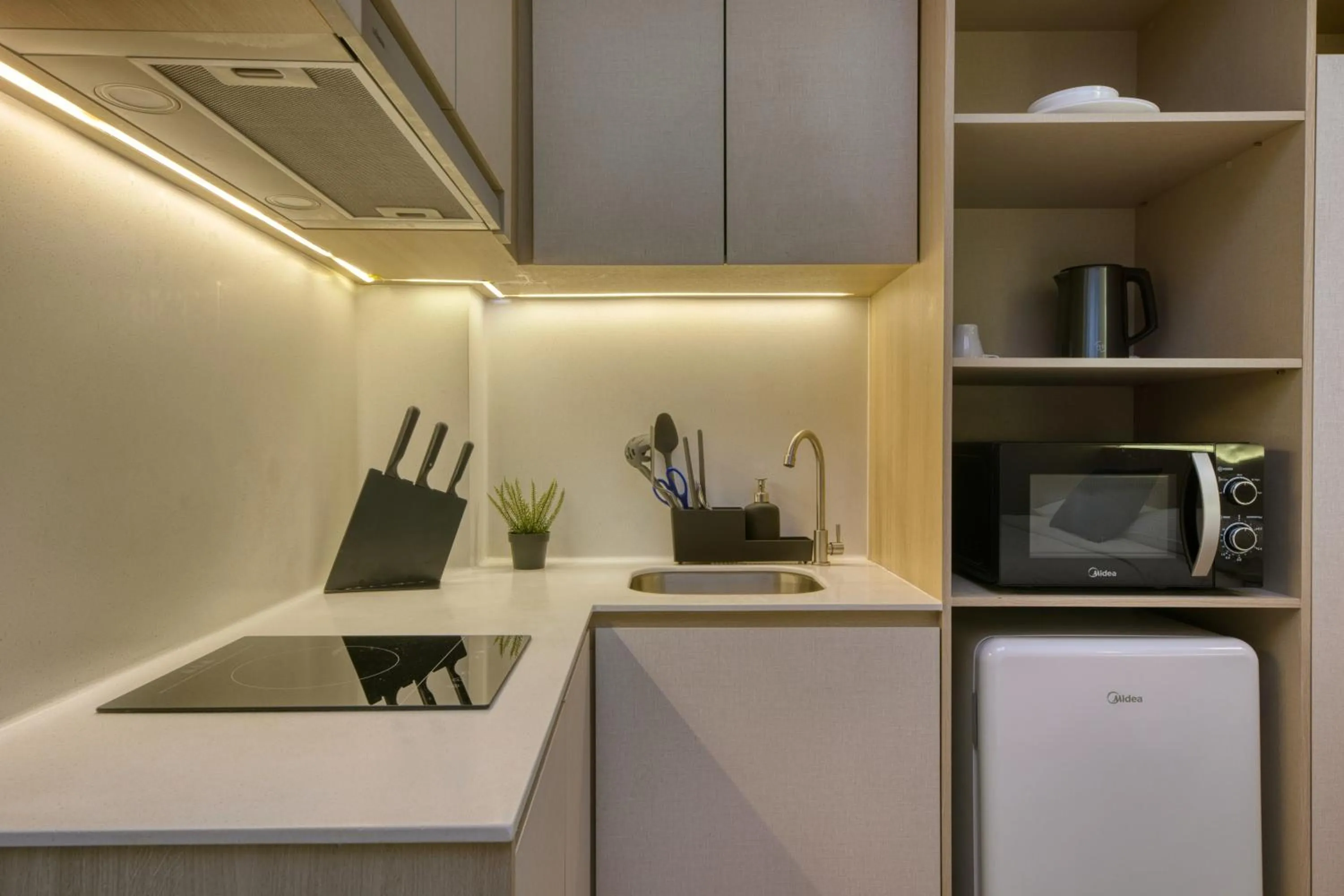 Kitchen or kitchenette in Habyt Studios Kallang