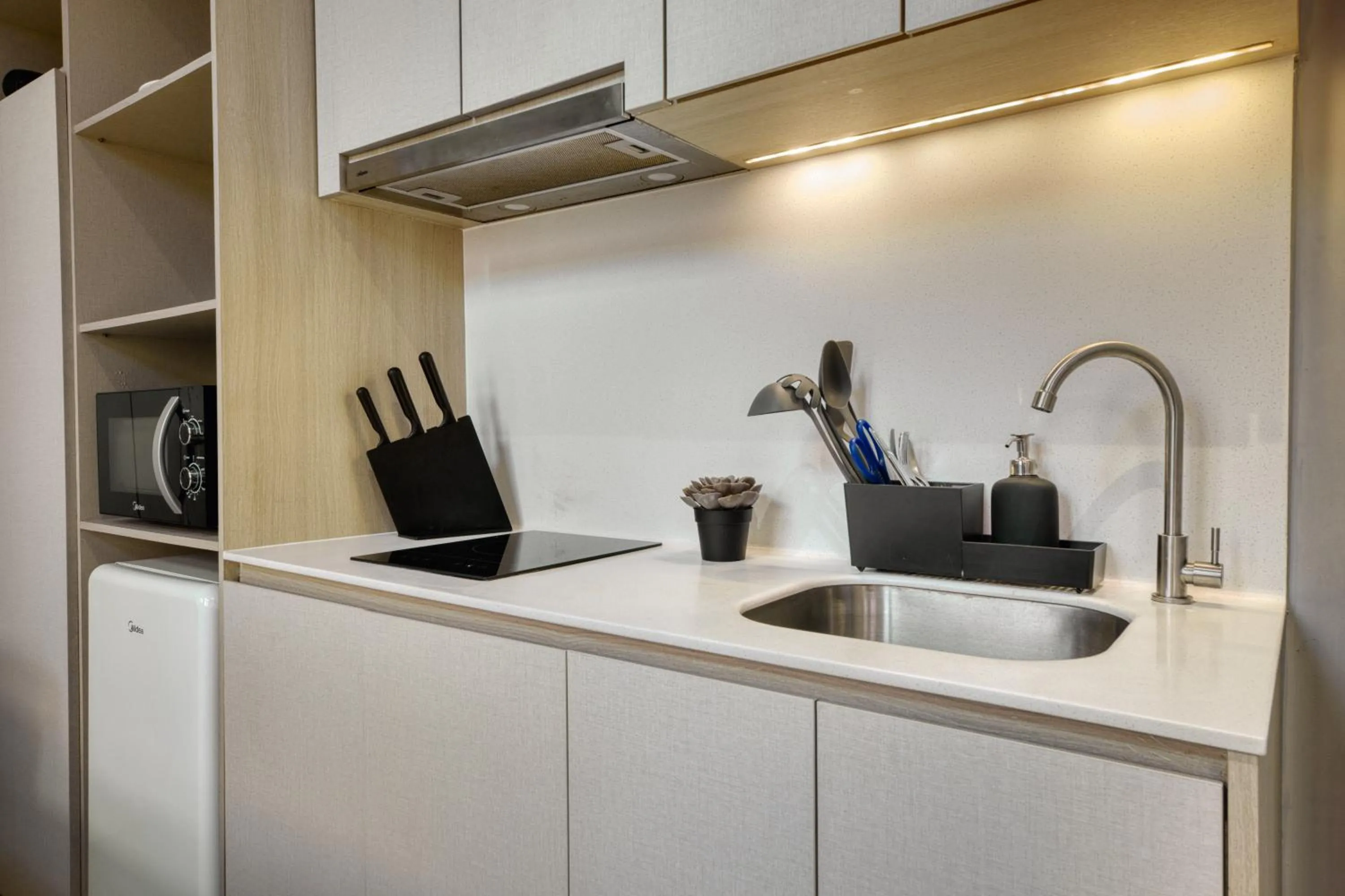 Kitchen or kitchenette in Habyt Studios Kallang