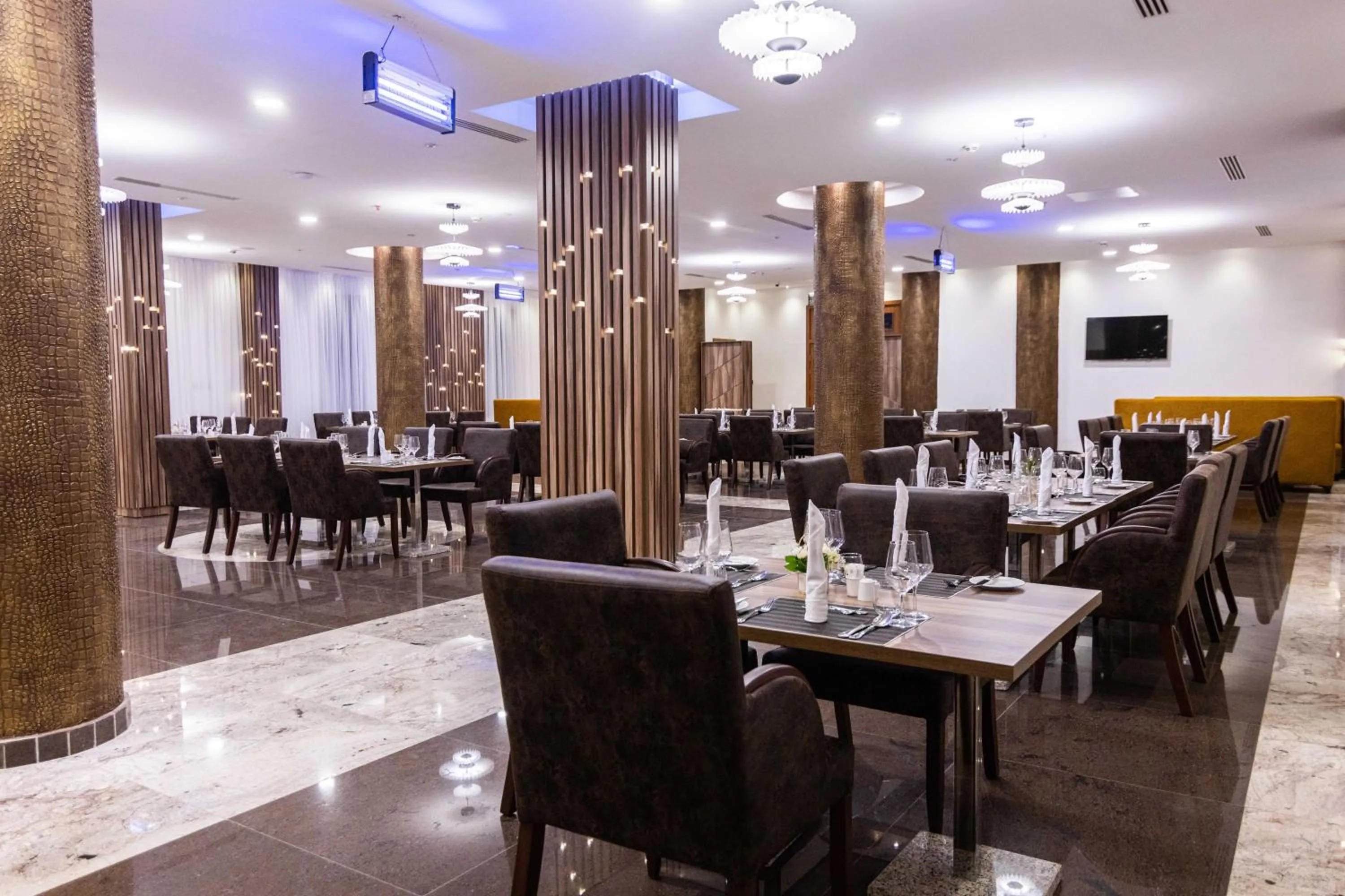 Restaurant/places to eat in BON Hotel Octagon
