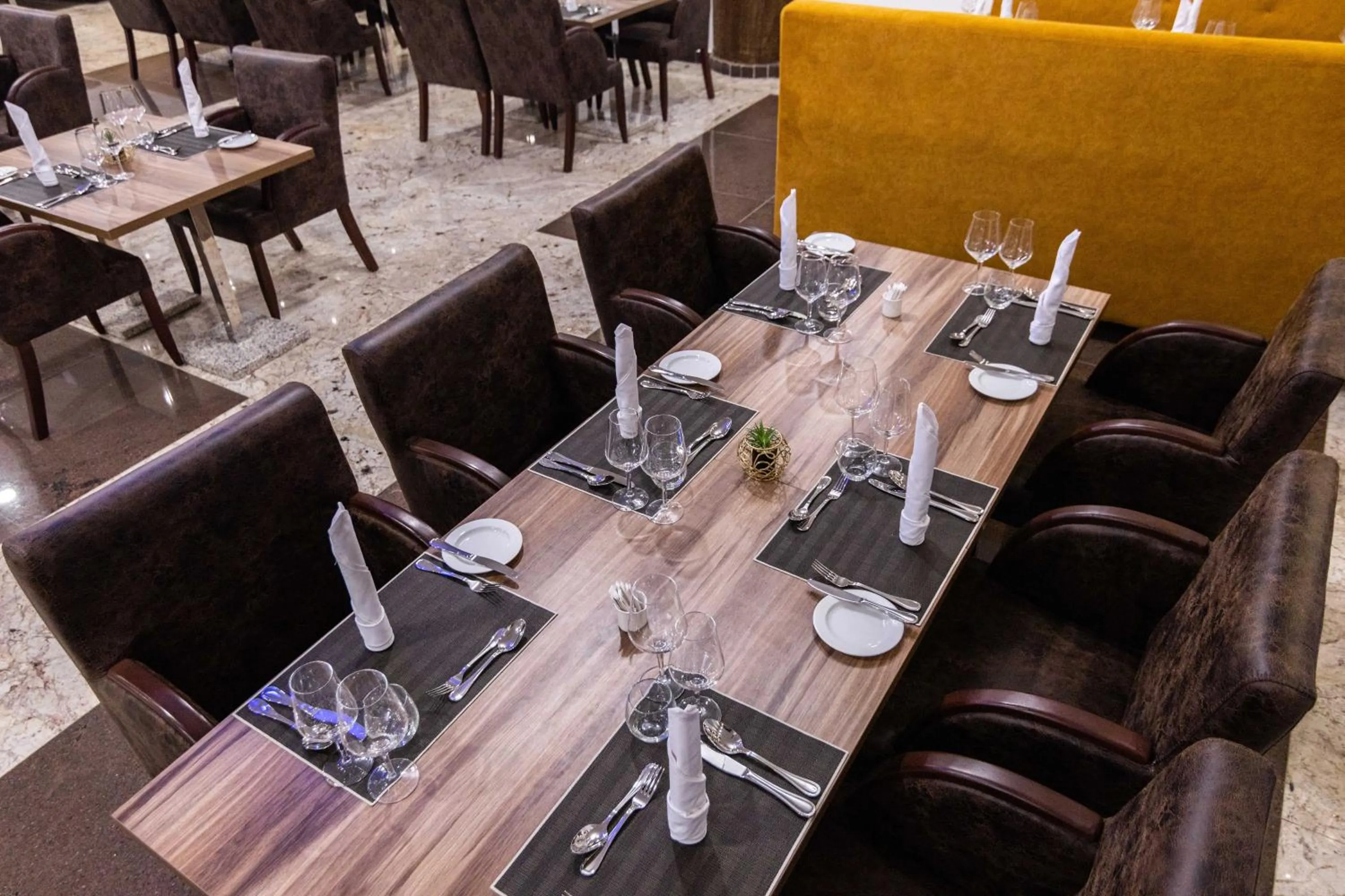 Restaurant/places to eat in BON Hotel Octagon