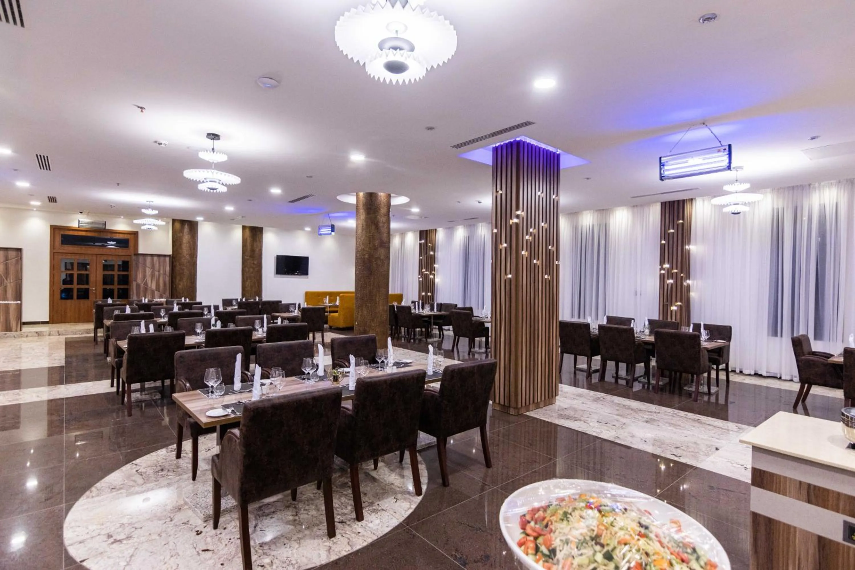 Restaurant/places to eat in BON Hotel Octagon