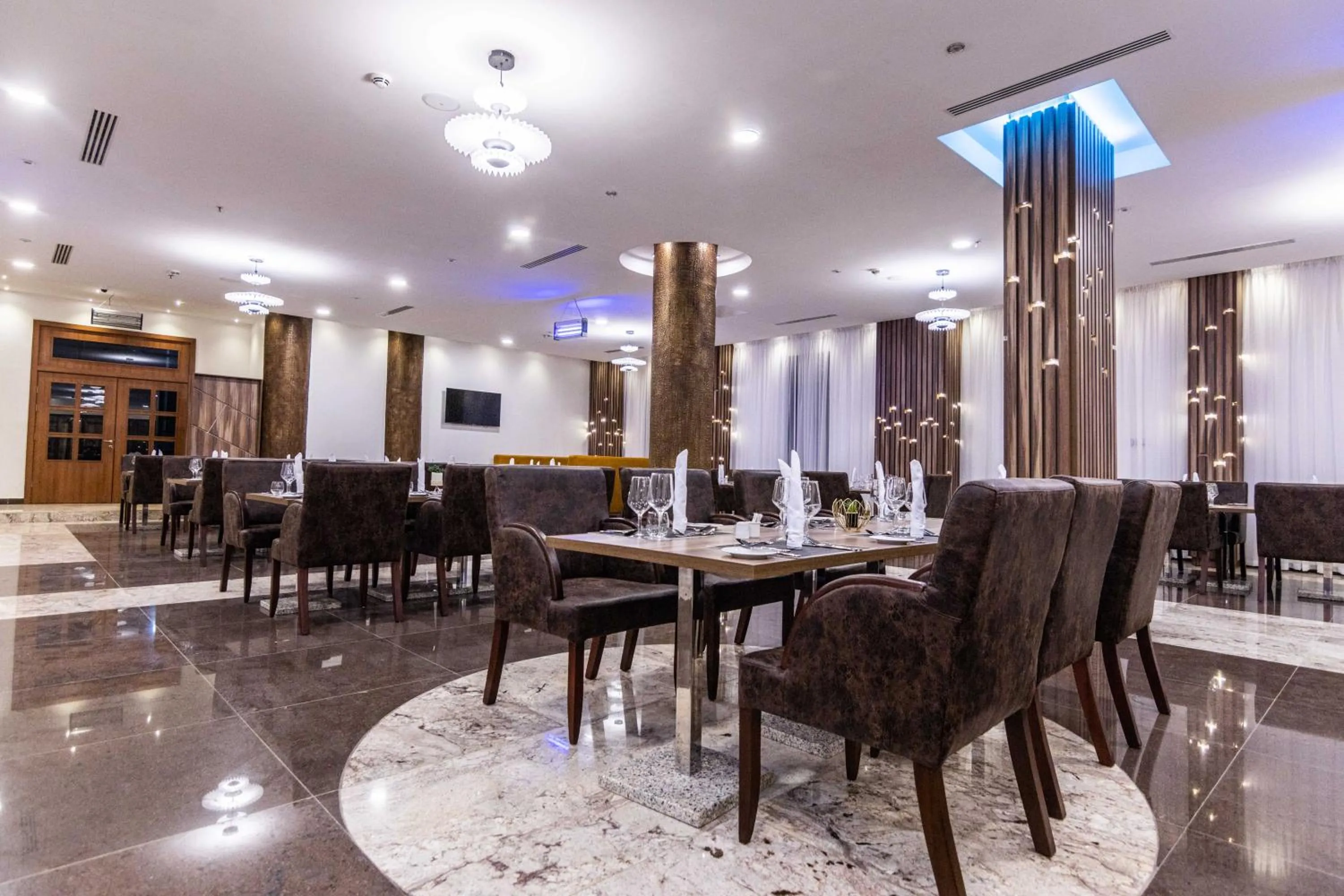 Restaurant/places to eat in BON Hotel Octagon