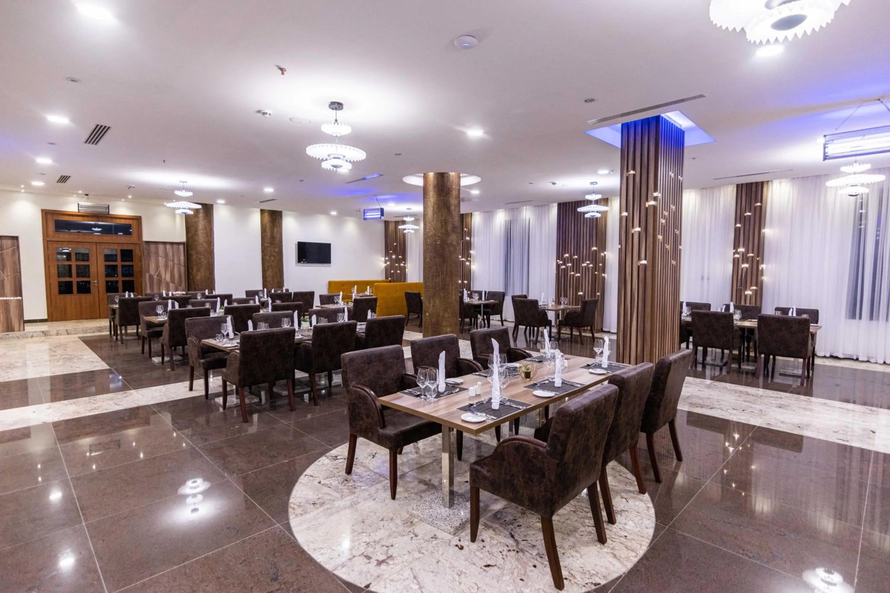 Restaurant/places to eat in BON Hotel Octagon
