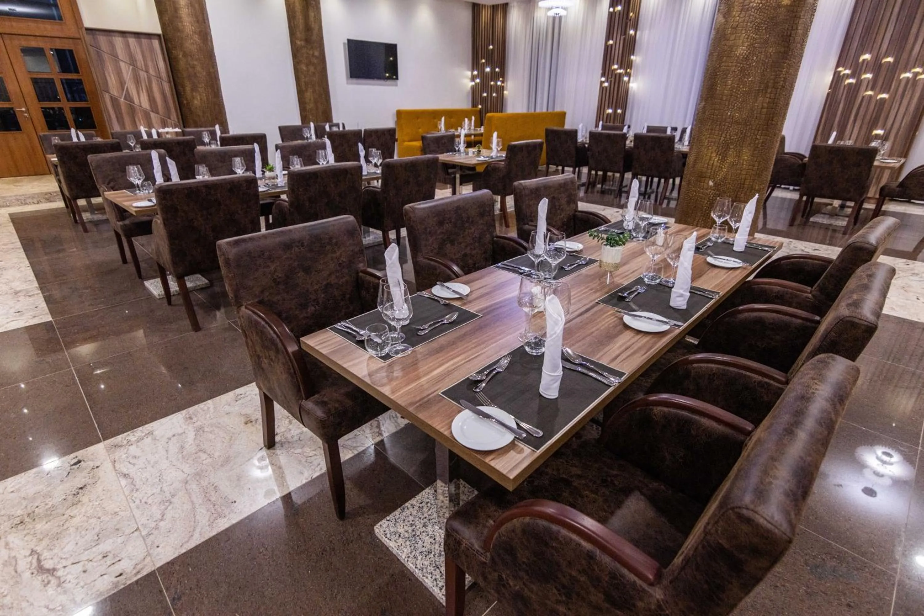 Restaurant/places to eat in BON Hotel Octagon