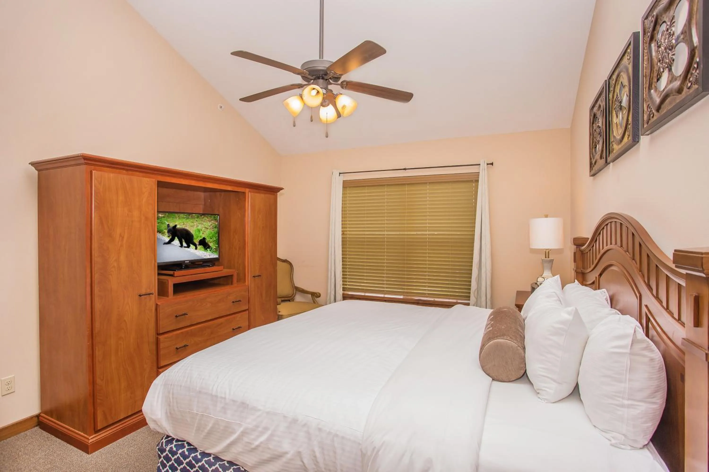 Bedroom, Bed in The Lodges of the Great Smoky Mountains