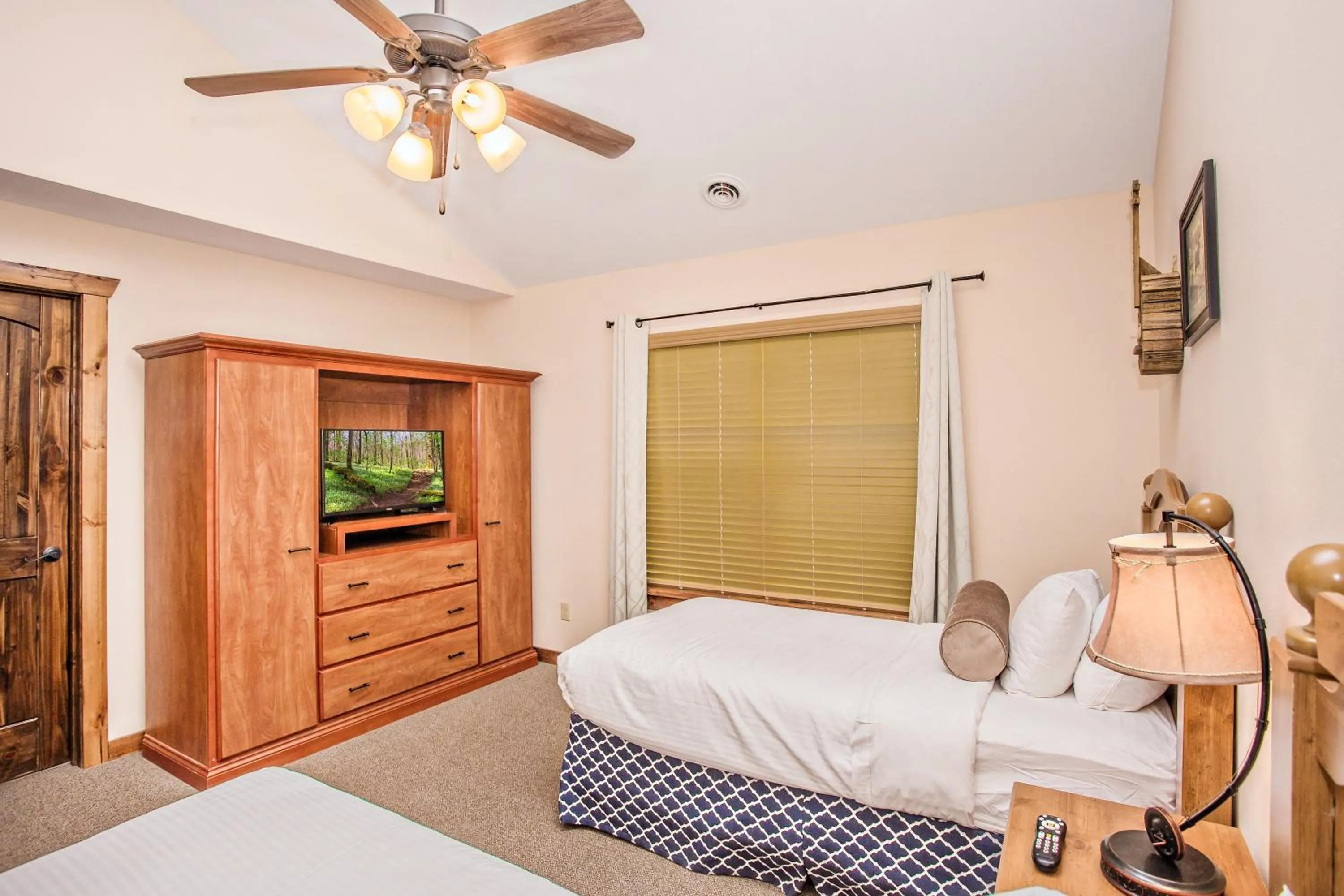 Bedroom, Bed in The Lodges of the Great Smoky Mountains
