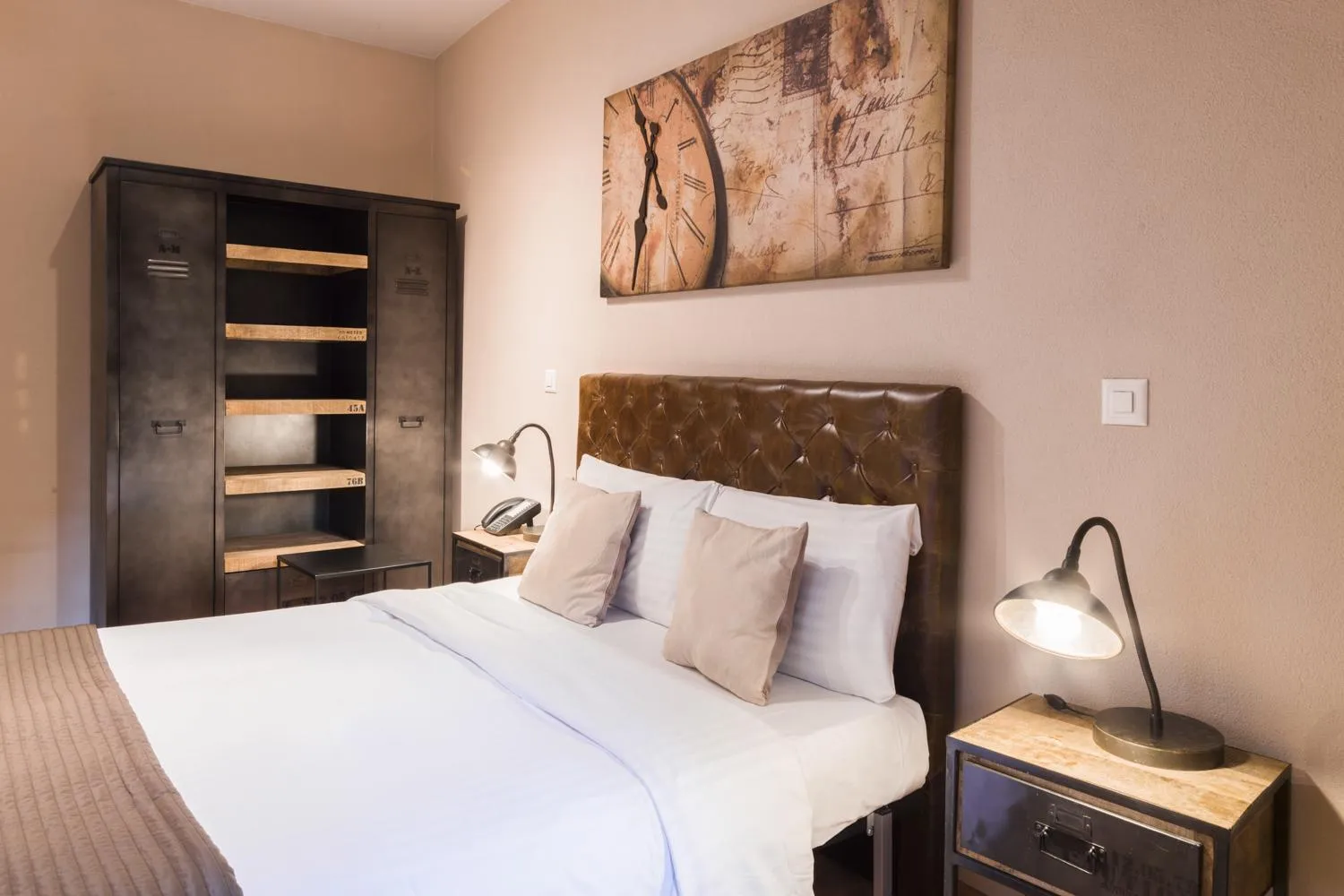 Bed in Auberge Communale de Carouge